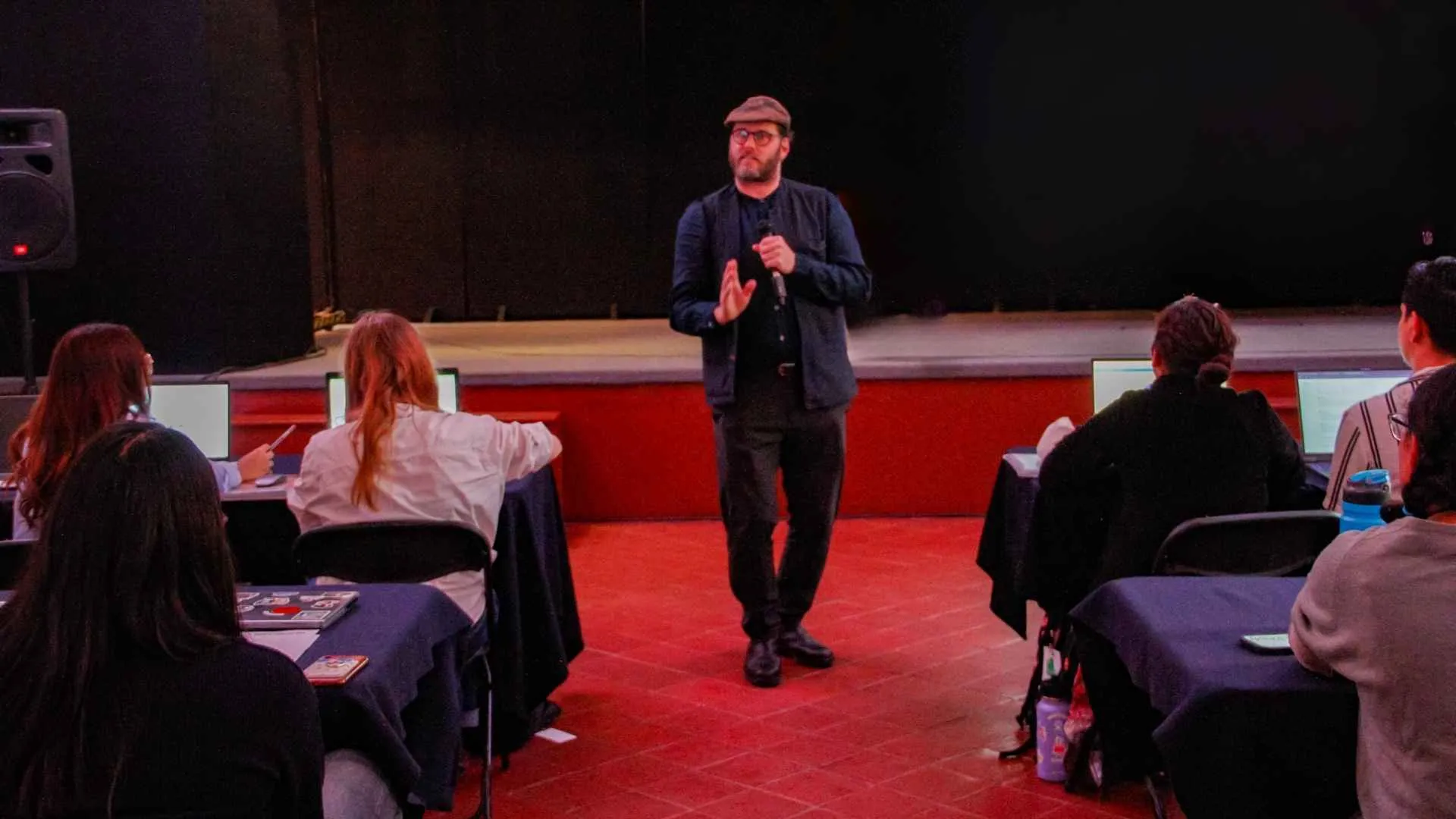 El Dr. Stuart en exposición sobre el "Future Thinking" ante estudiantes de diseño 