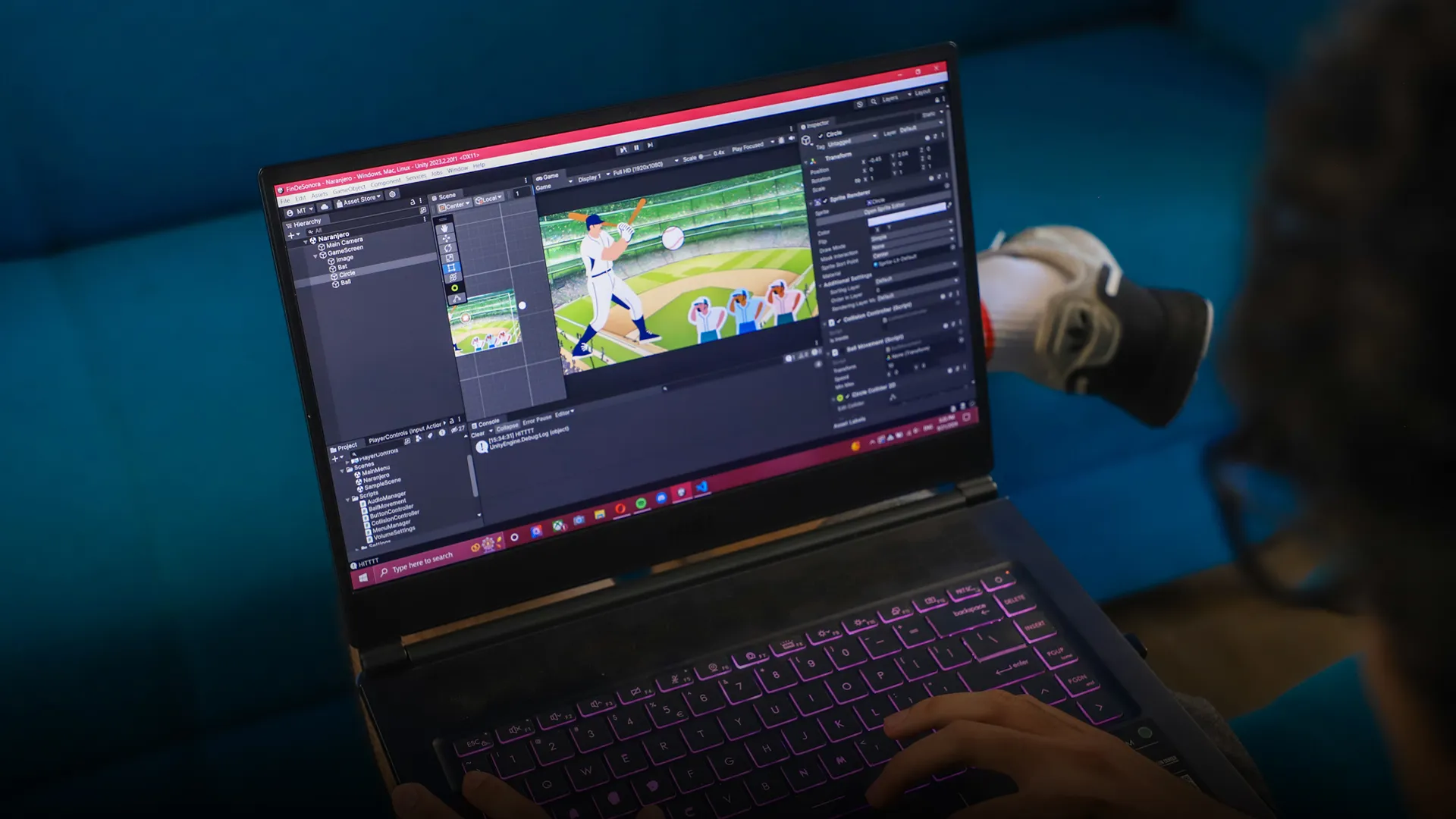 Vista sobre el hombro de una pantalla de laptop que muestra un programa de programación de videojuegos.