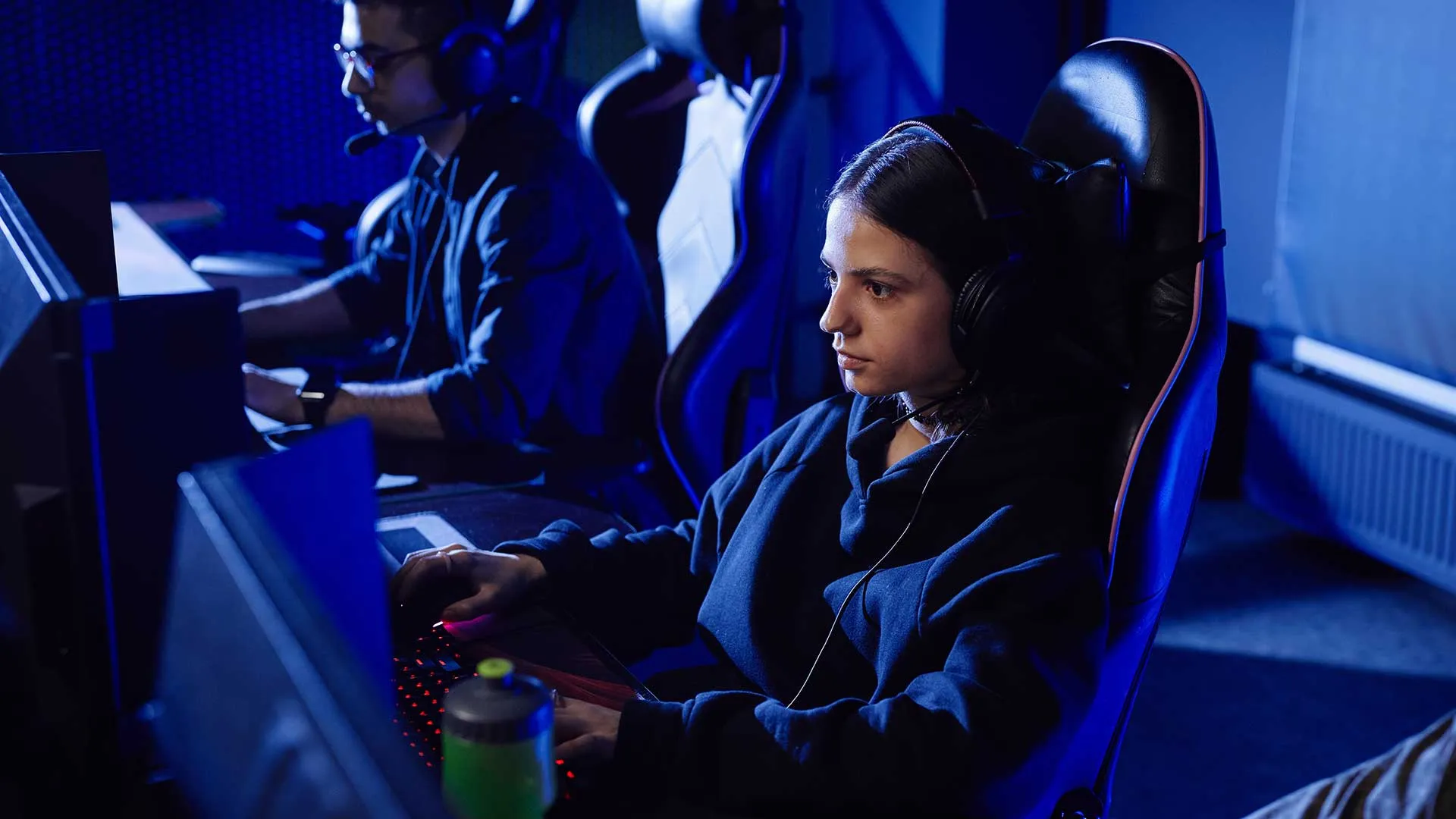 Chica y chico jugando videojuegos