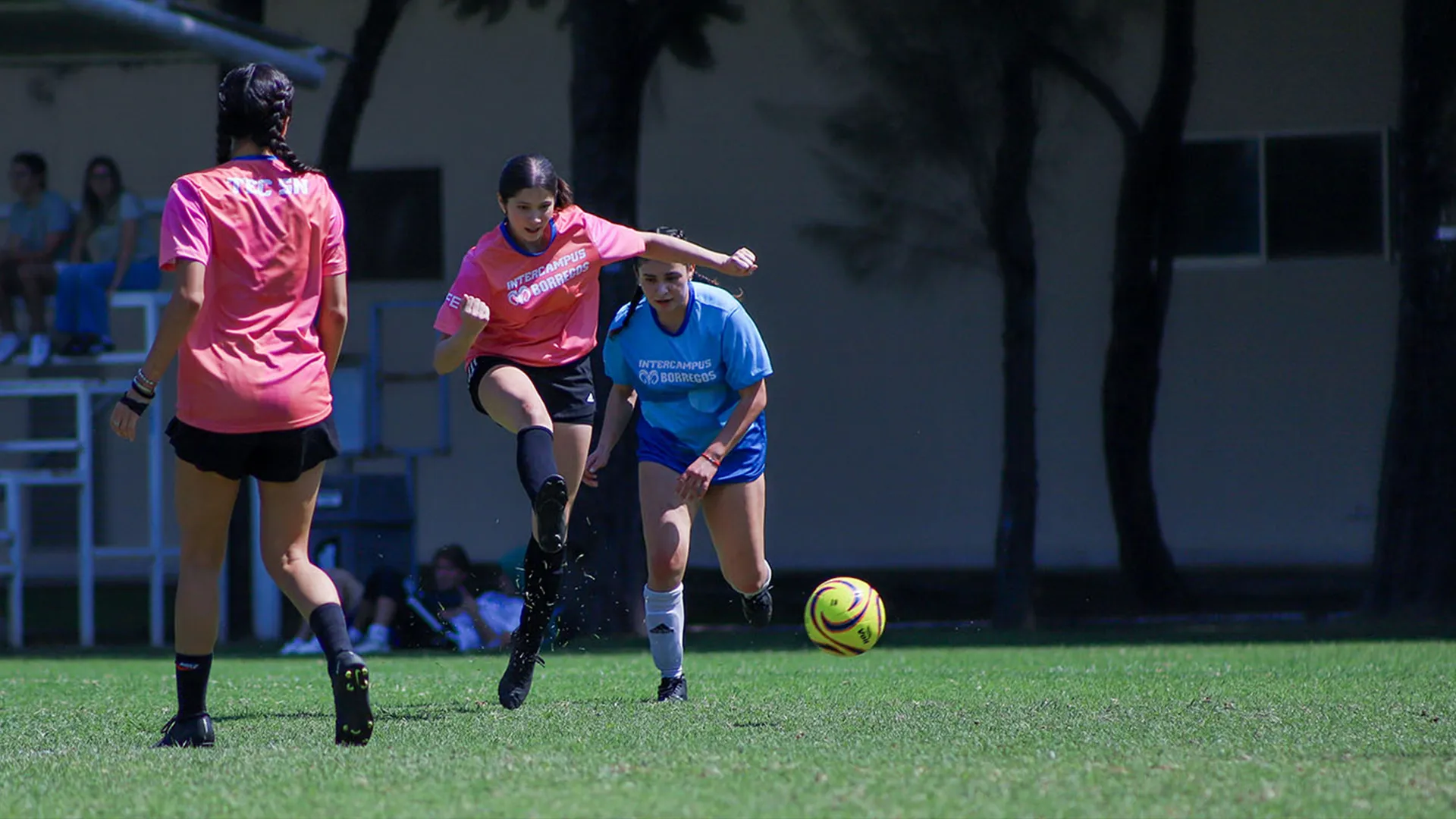 Dos alumnas de Sonora Norte en partido de fútbol contra Guadalajara.