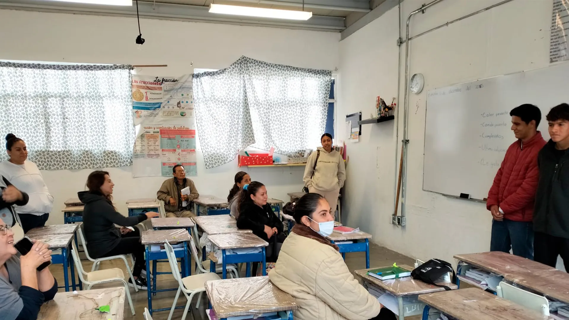 Mauricio y Carlos Andrés impartiendo taller a padres de familia