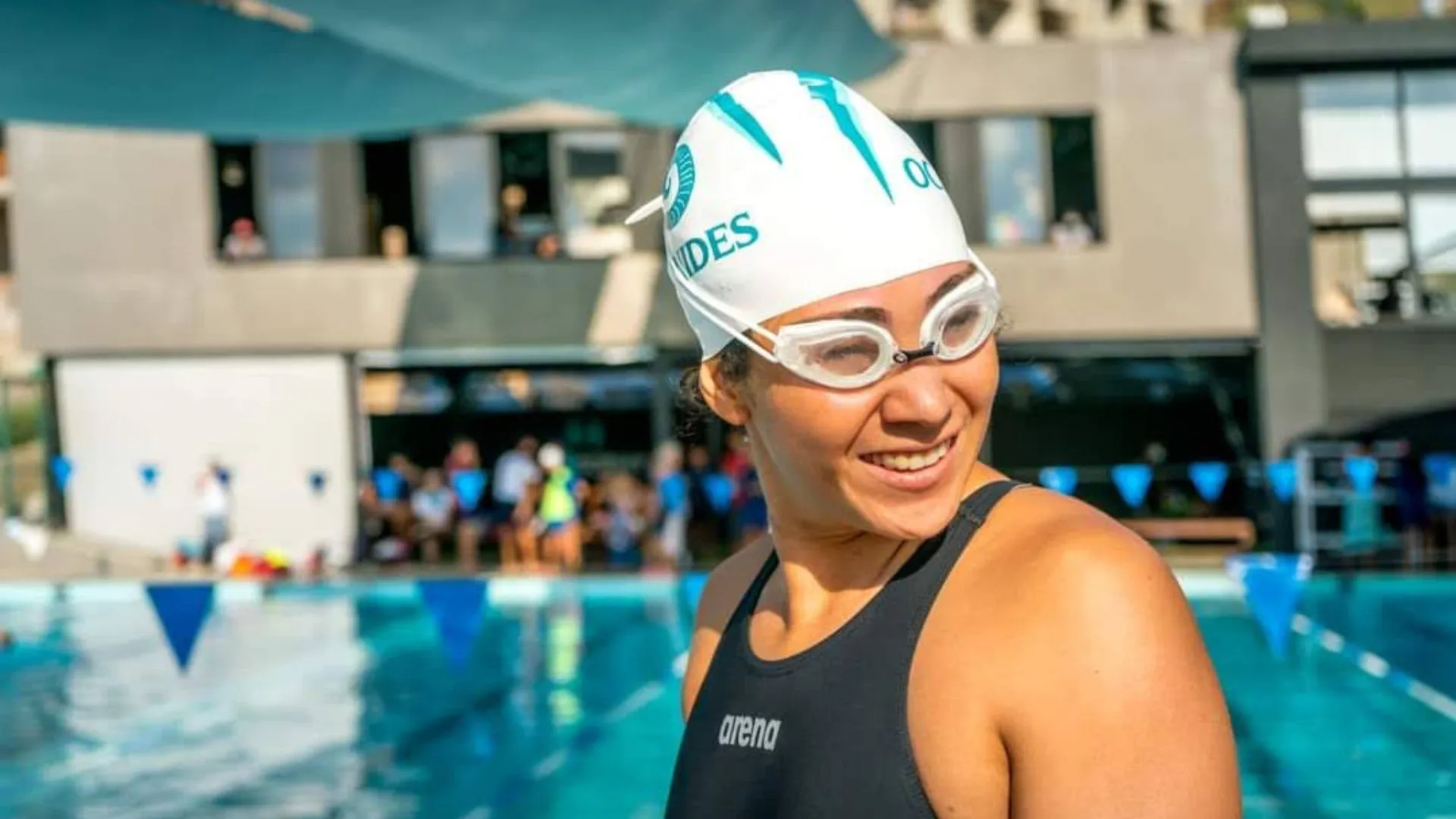 Anna Valeria en la alberca