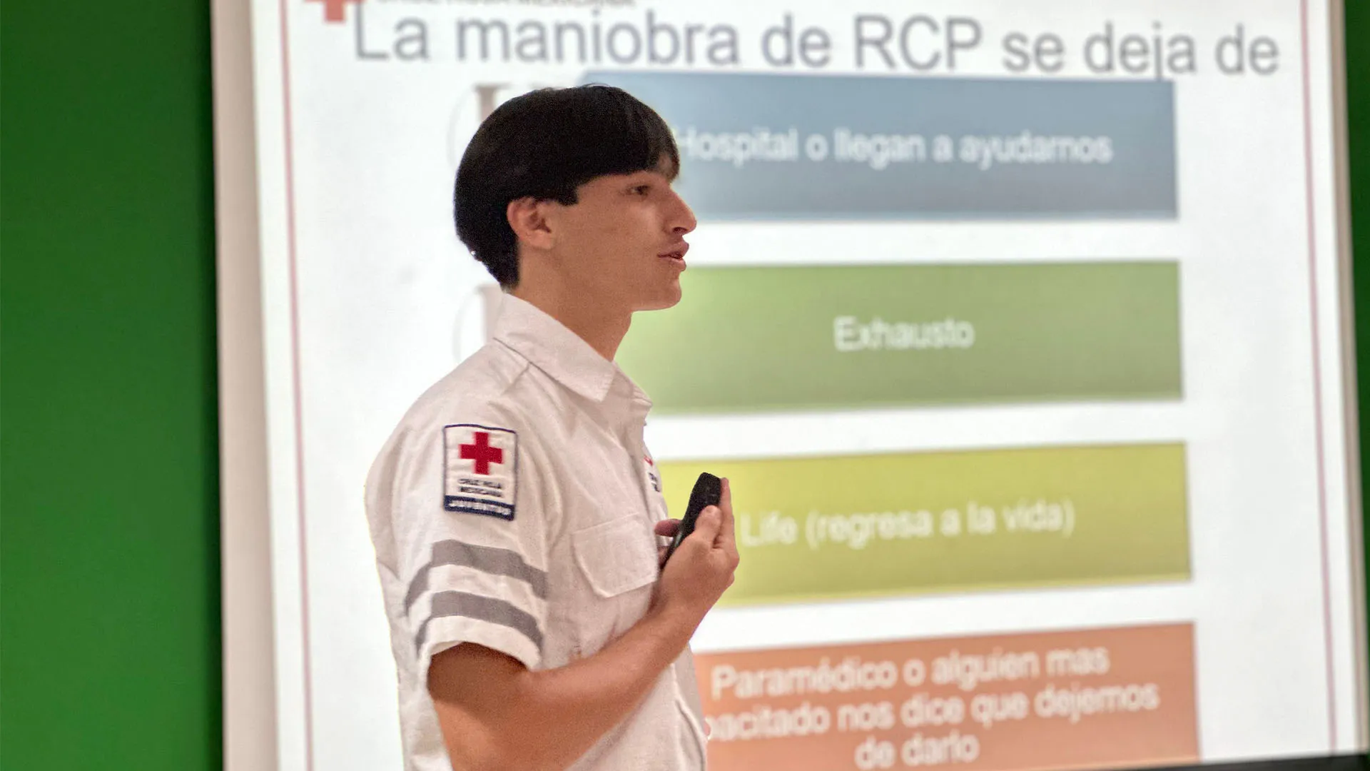 diego romero exponiendo proyecto ante director de cruz roja