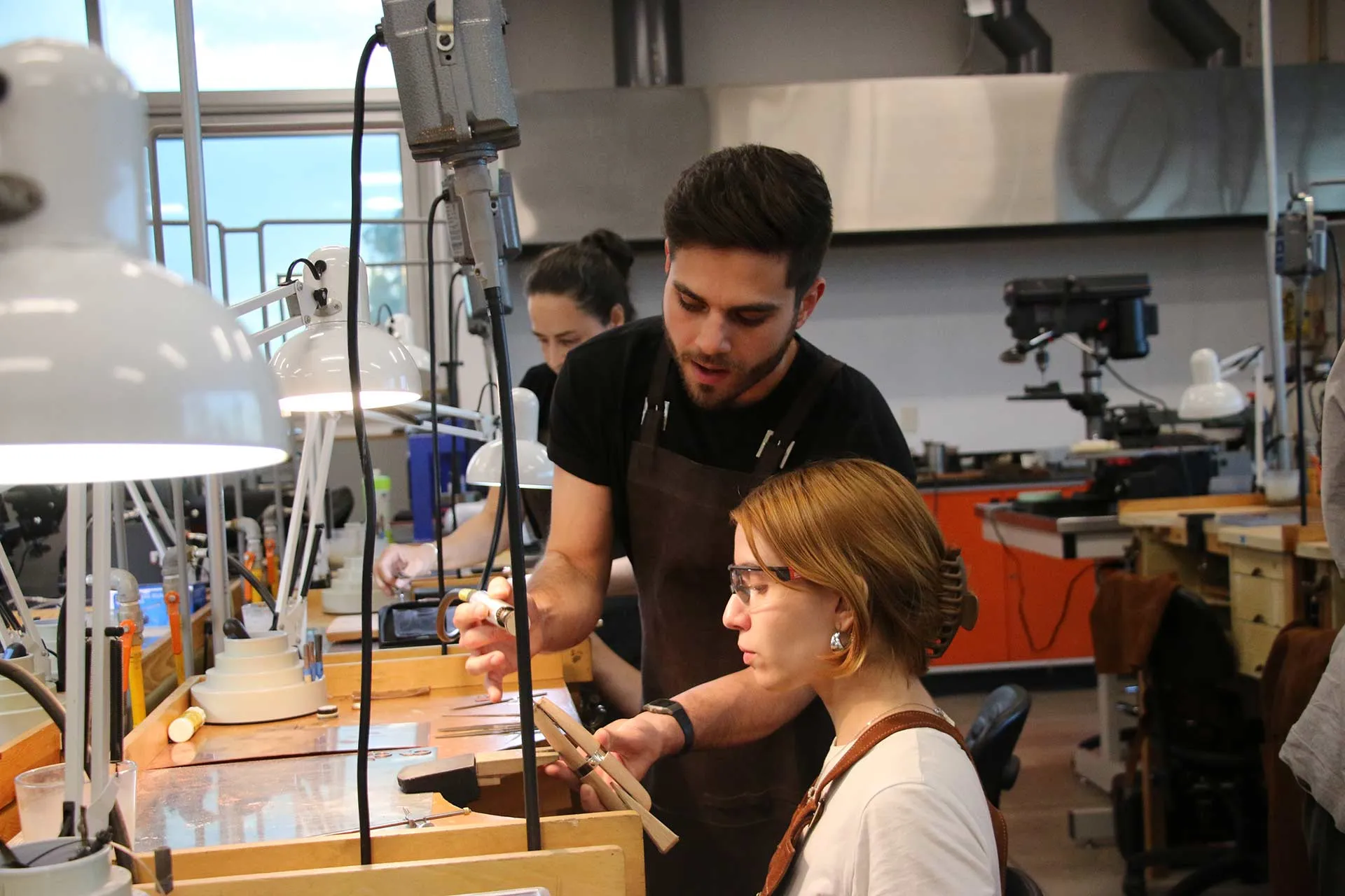 Diseño joyería, EXATEC expone internacionalmente y enseña a estudiantes del Tec Guadalajara. 