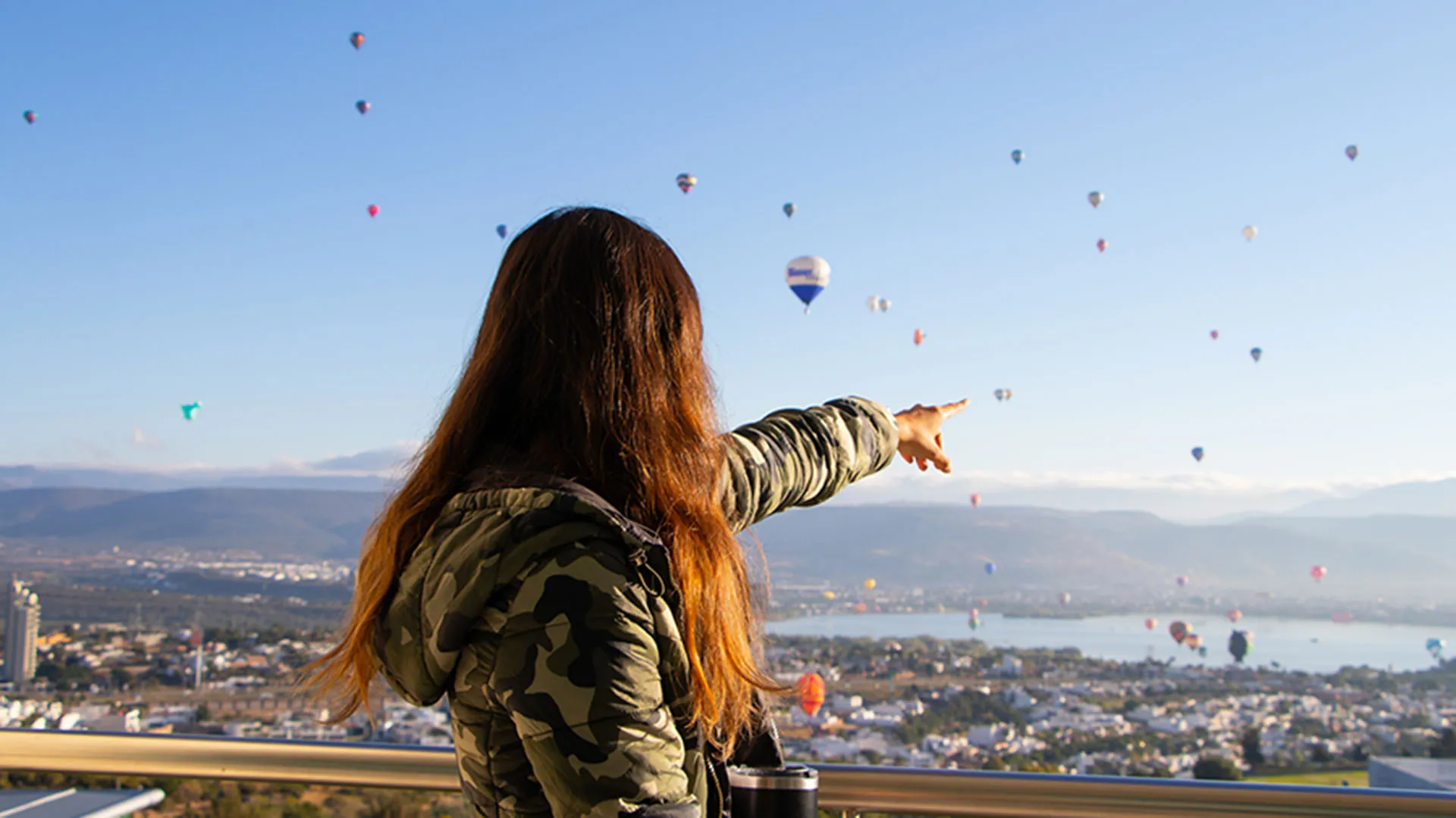 Alumna tec presenciando el vuelo de globos aerostáticos