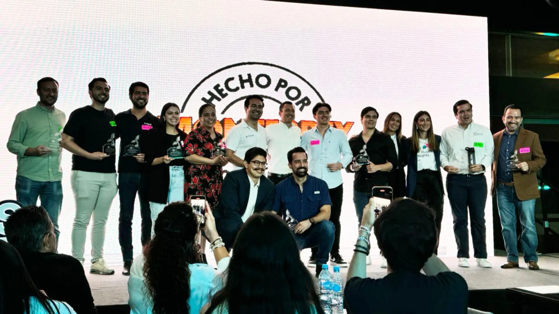 Ganadores del Programa de Emprendimiento Base Tecnológica recibiendo su reconocimiento.