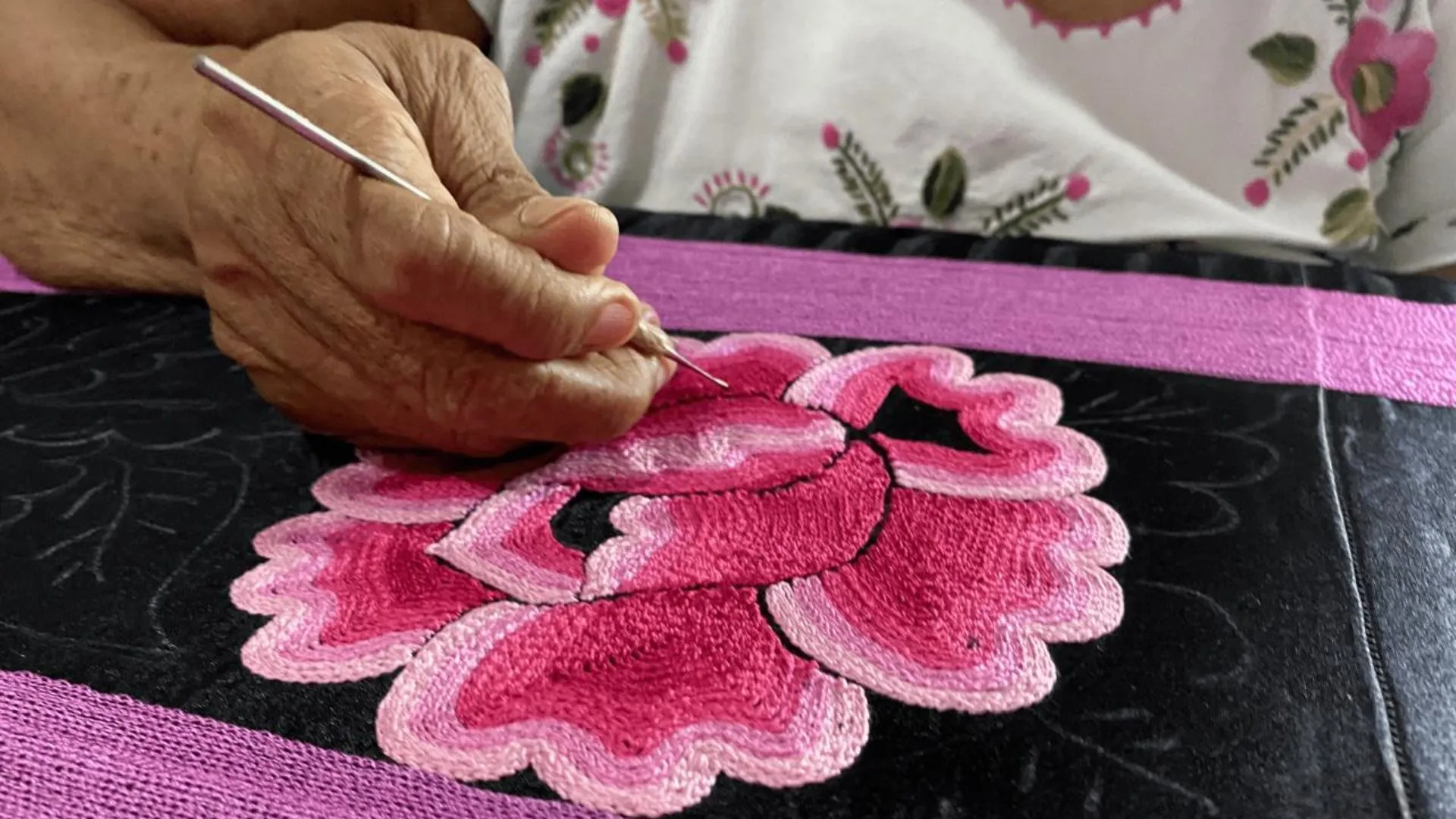 Alumna Tec Puebla impulsa día de la Bordadora y Tejedora en Oaxaca