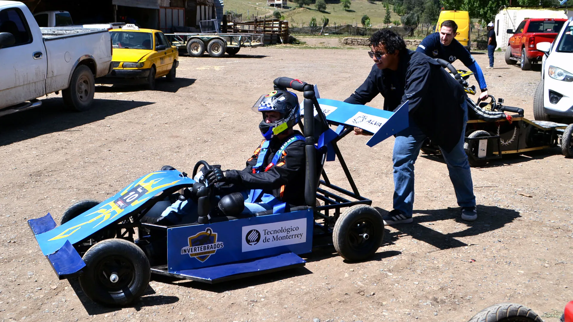 Estudiantes de ingeniería del Tec de Monterrey campus Laguna diseñan autos y participan en competencias