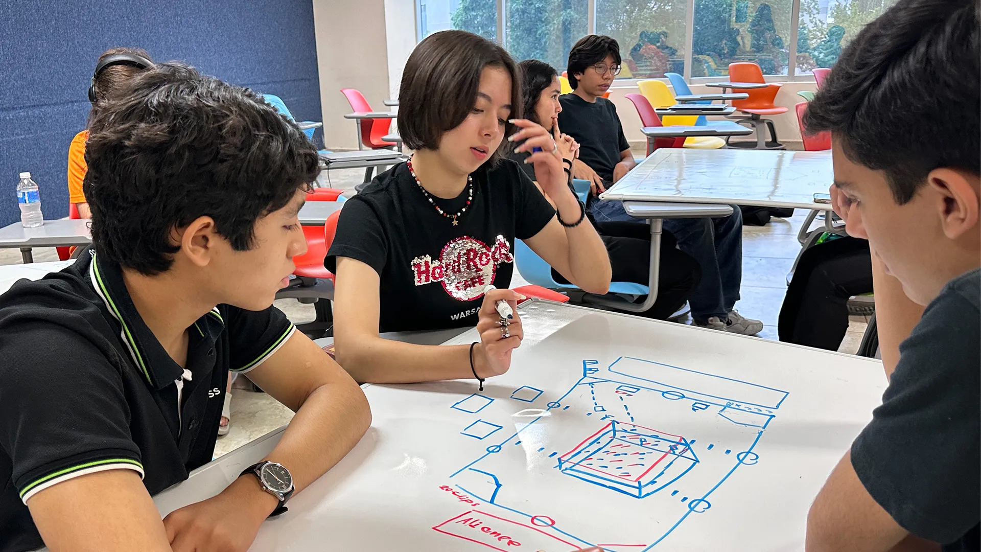 Las y los nuevos integrantes de ROULT se preparan para la competencia de robótica FIRST Tech Challenge