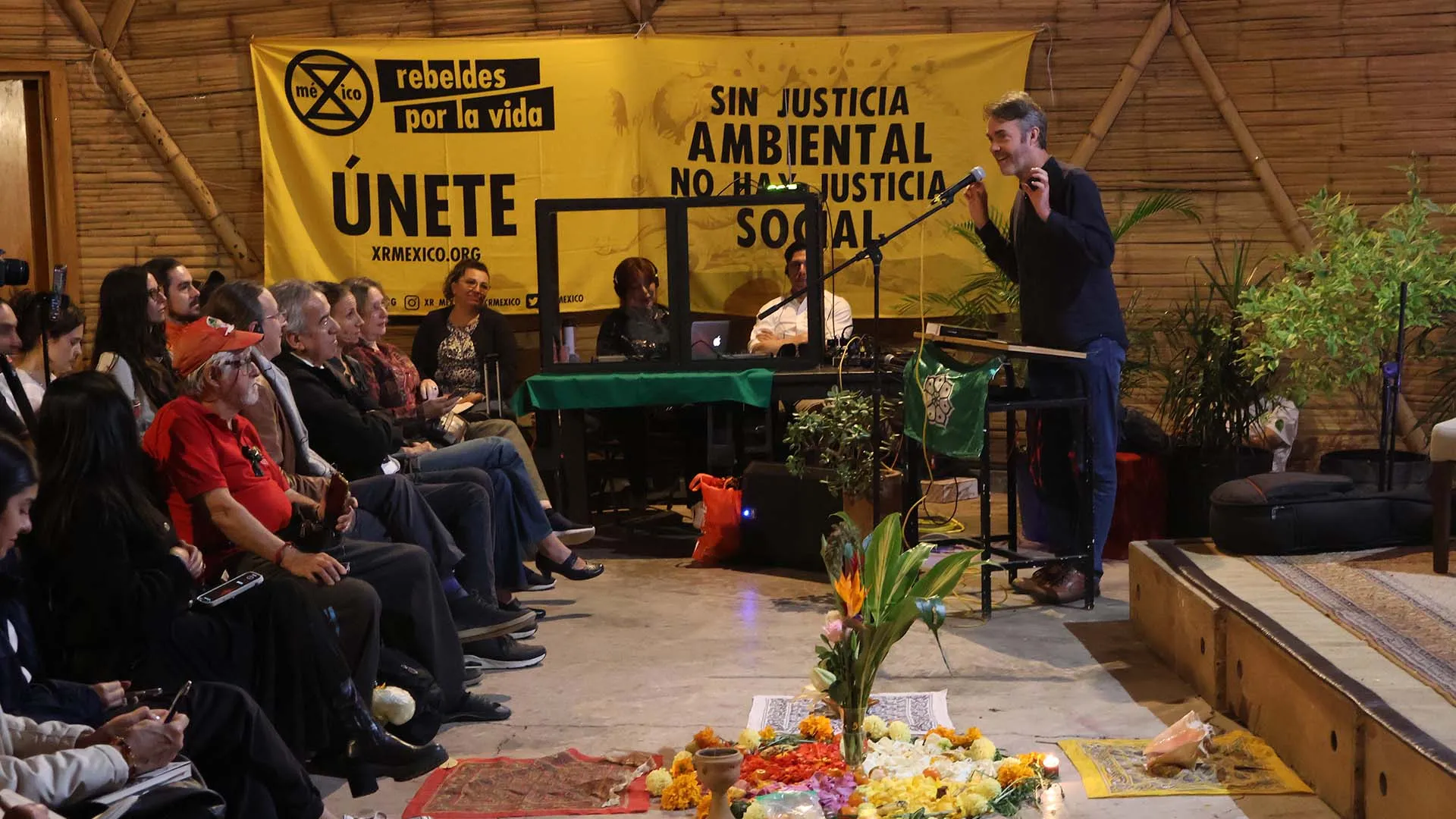 Jem Bendell durante la presentación de su libro en Ciudad de México