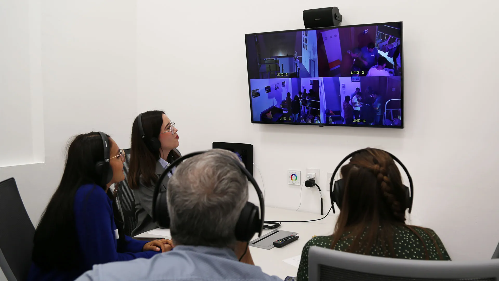 Colaboradores observando la transmisión de las salas de escape.