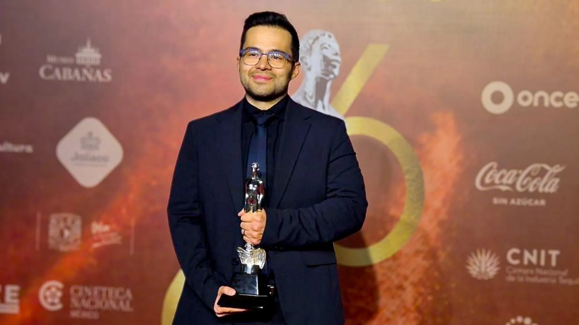 Rene Allegretti con el reconocimiento de Mejores Efectos Visuales del Premio Ariel 2024.