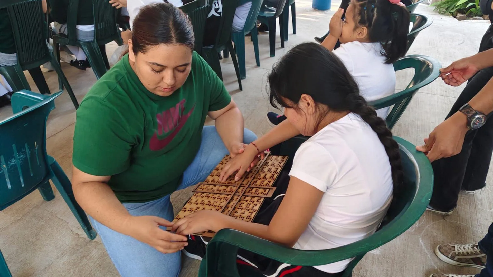 Estudiantes de Ingeniería del Tec campus Cuernavaca crean herramientas educativas accesibles y sustentables para niños con debilidad visual y colaboran con expertos internacionales.