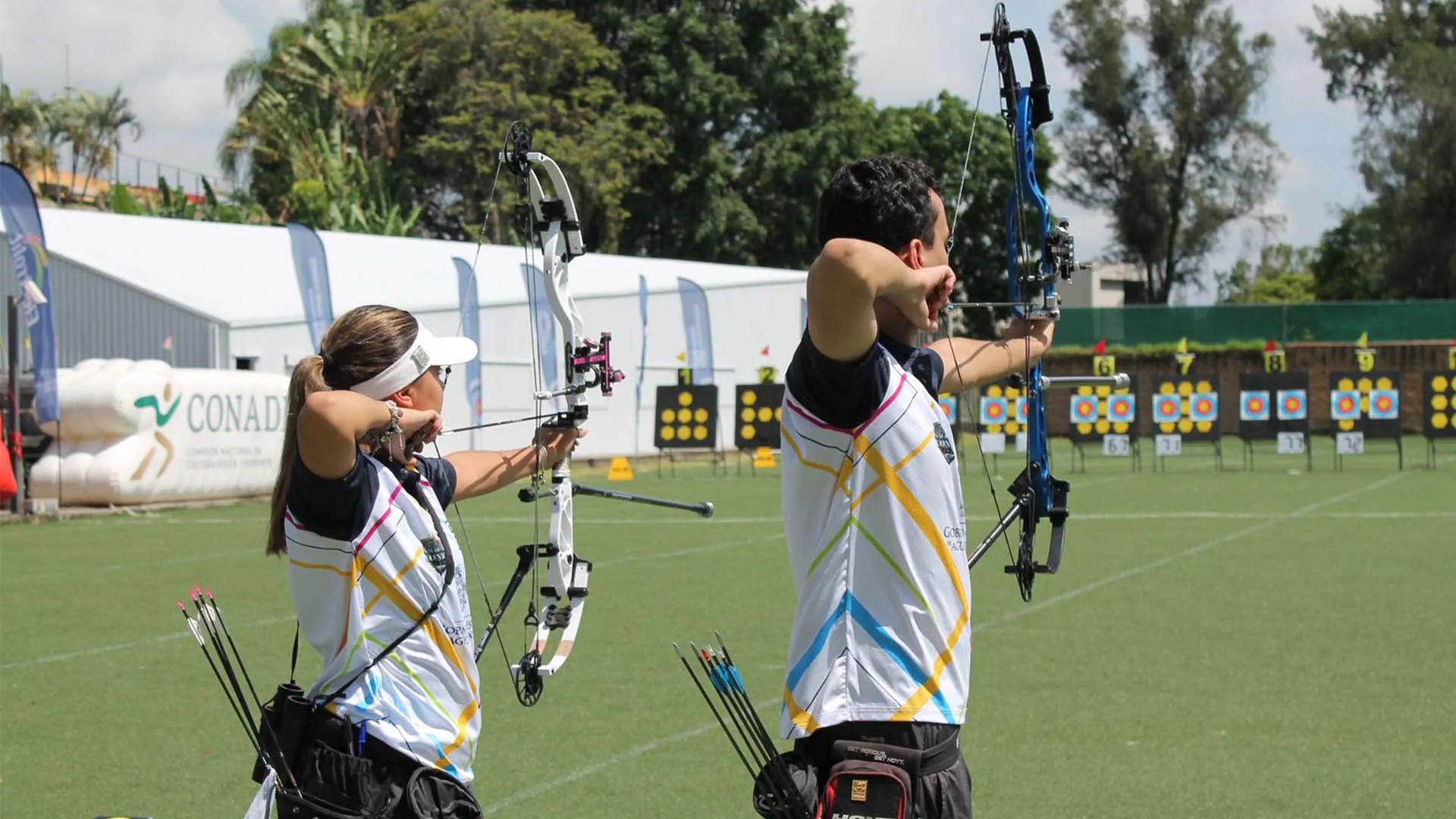 Liliana tirando con arco
