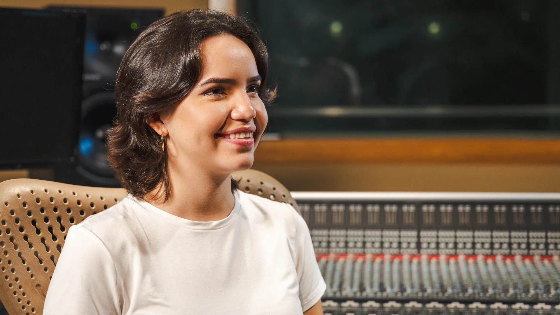 Sofía Casteba posa en estudio de grabación musical en el campus Monterrey