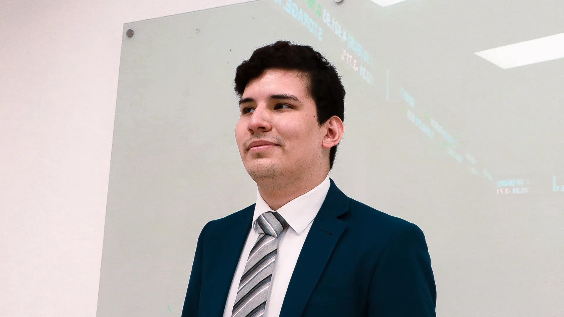 EXATEC de finanzas destaca en Certificado AMIB y recibe Premio Ceneval