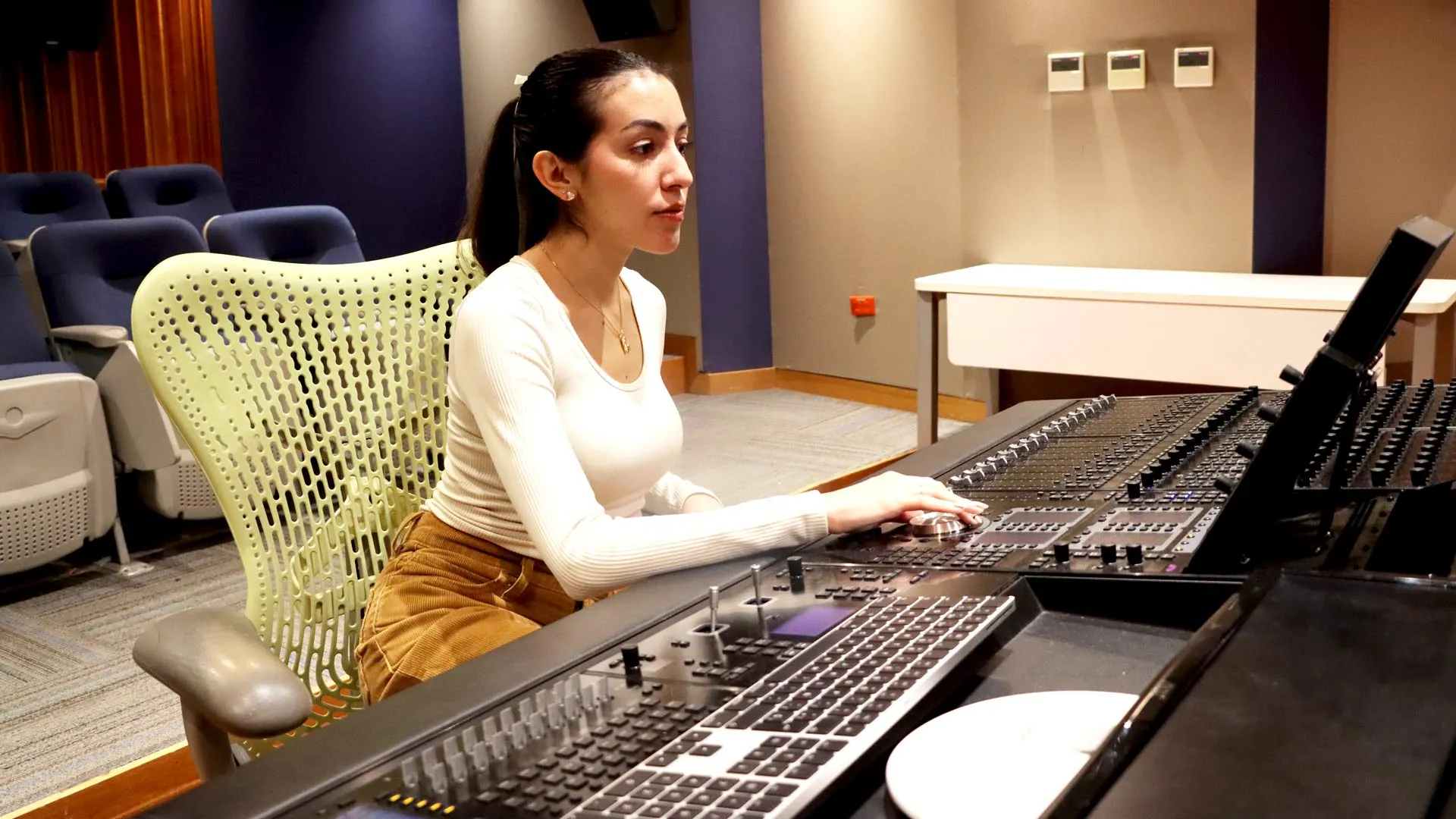 Alexa Castillo en el estudio de la carrera de Tecnología y Producción Musical del Tec.