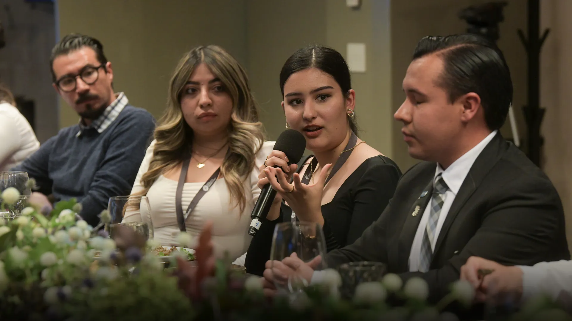 Andrea Saldate hablando en cena de ganadores