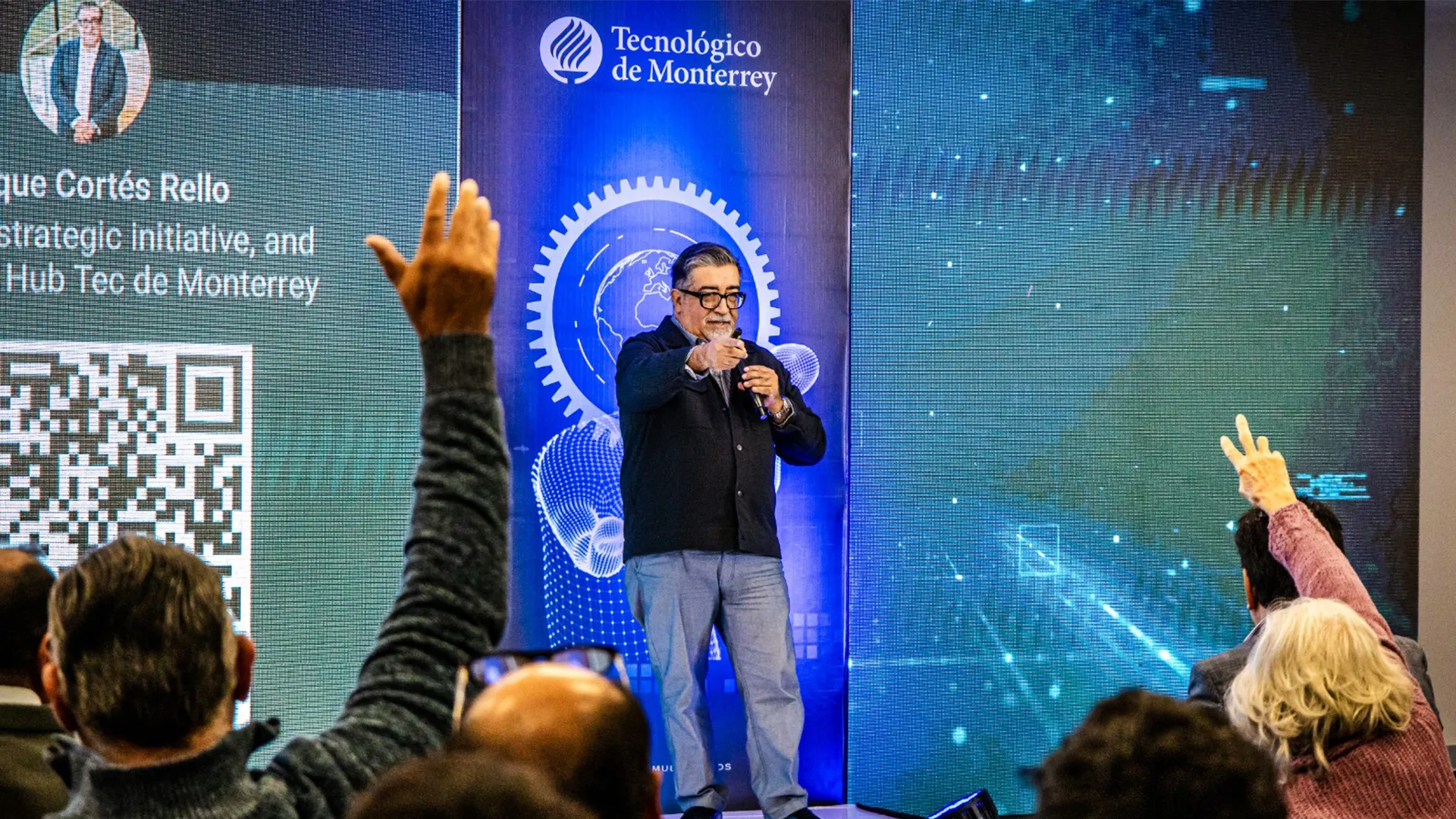 Conferencista interactúa con la audiencia en el Symposium de Inteligencia Artificial organizado en el Tec de Monterrey campus Laguna