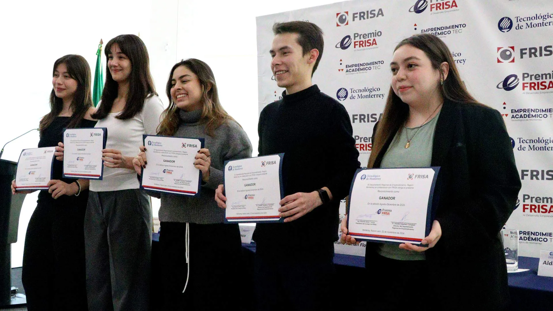 Los 5 ganadores del Premio Frisa 2024 posando con sus reconocimientos.