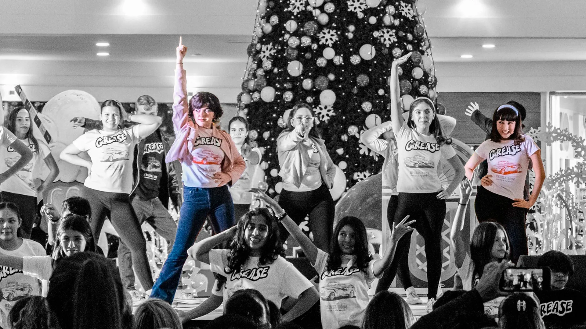 Estudiantes del Tec de Monterrey presentaron en un centro comercial en Torreón una muestra del musical Grease