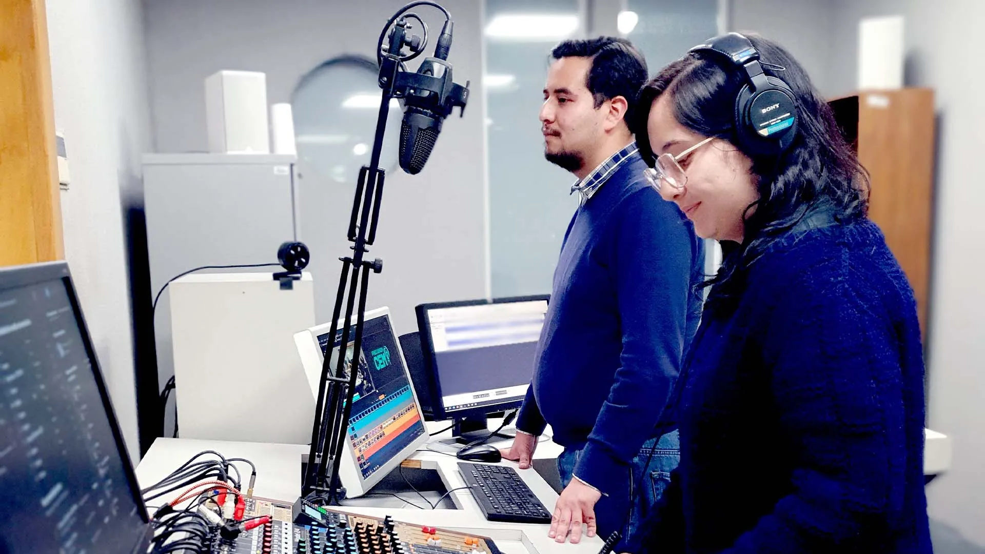 Frecuencia CEM, la estación de radio del Tec campus Estado de México, única estación de radio universitaria en México en participar en el maratón global de radio universitaria 2024.