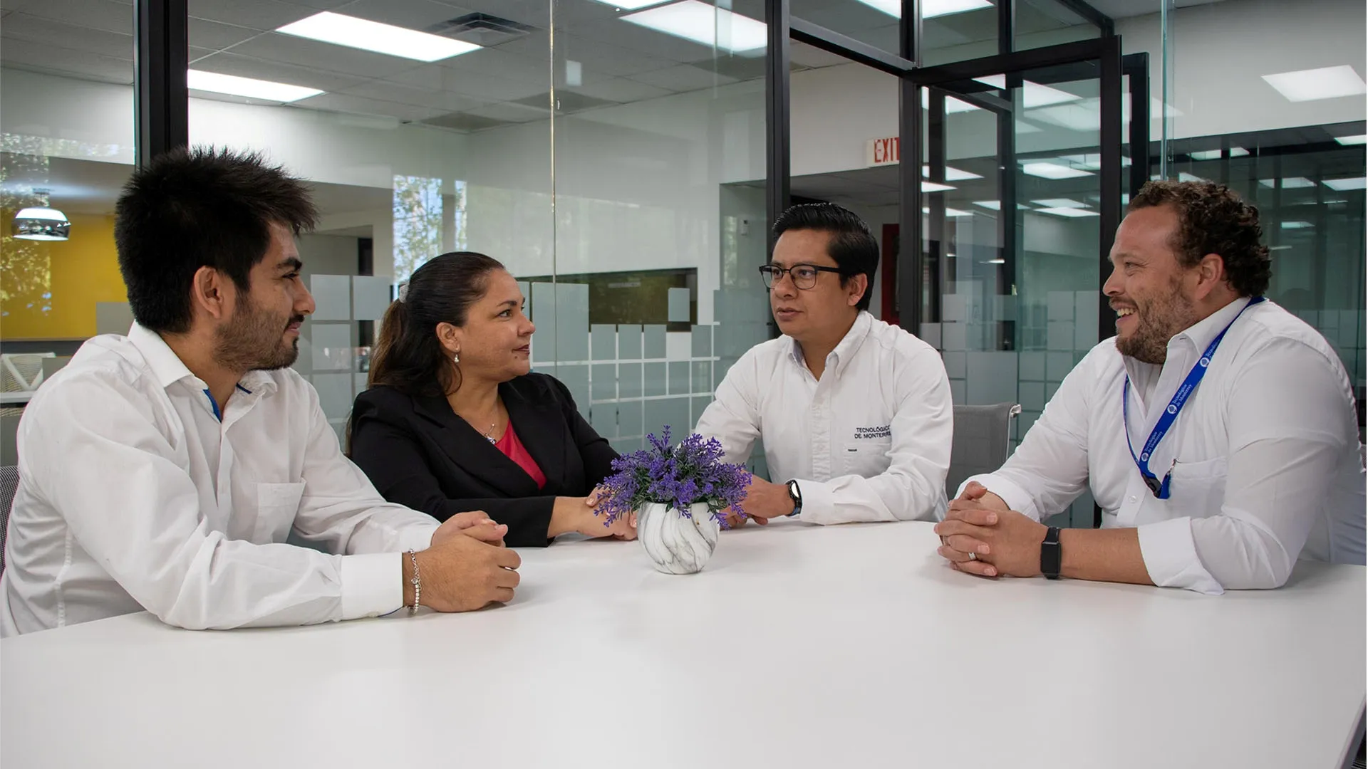 Profesores hablando acerca de sus experiencias en los congresos internacionales