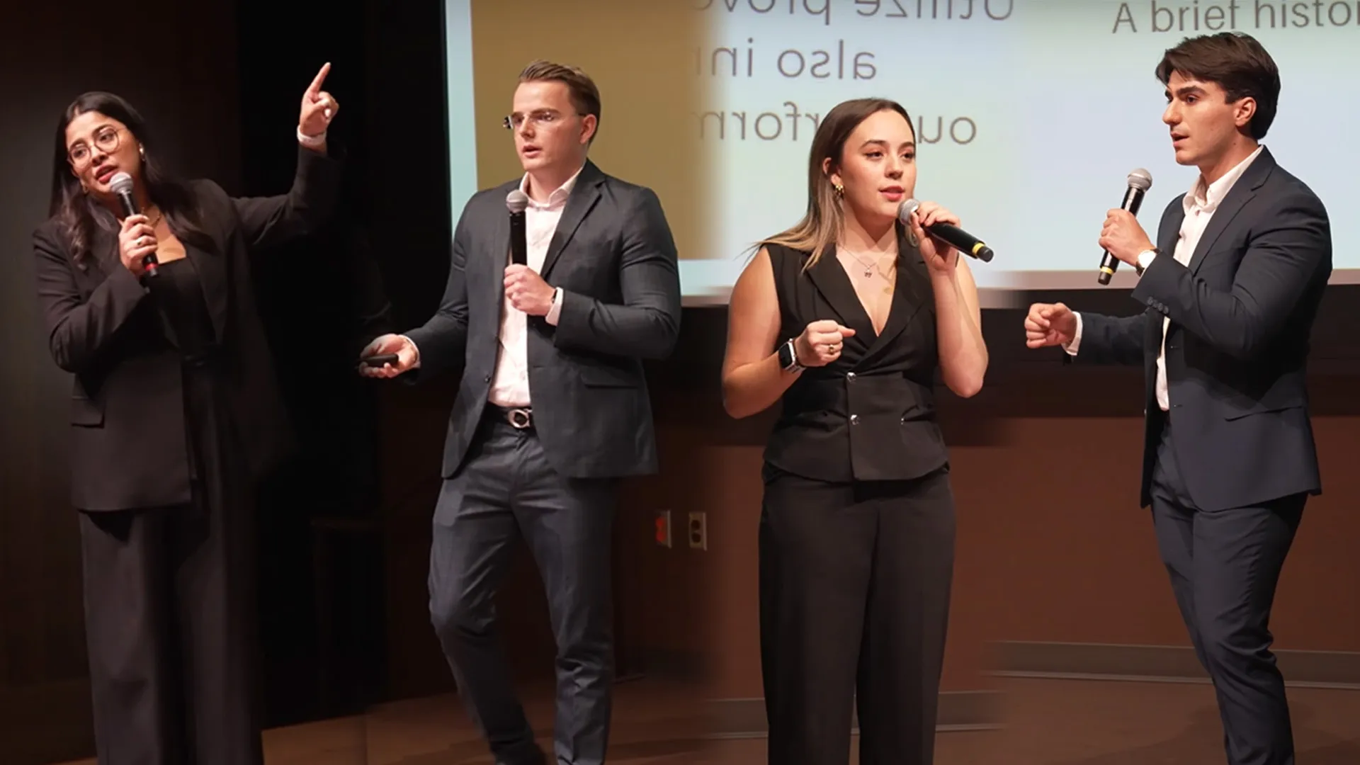 Integrantes del equipo exponiendo su caso