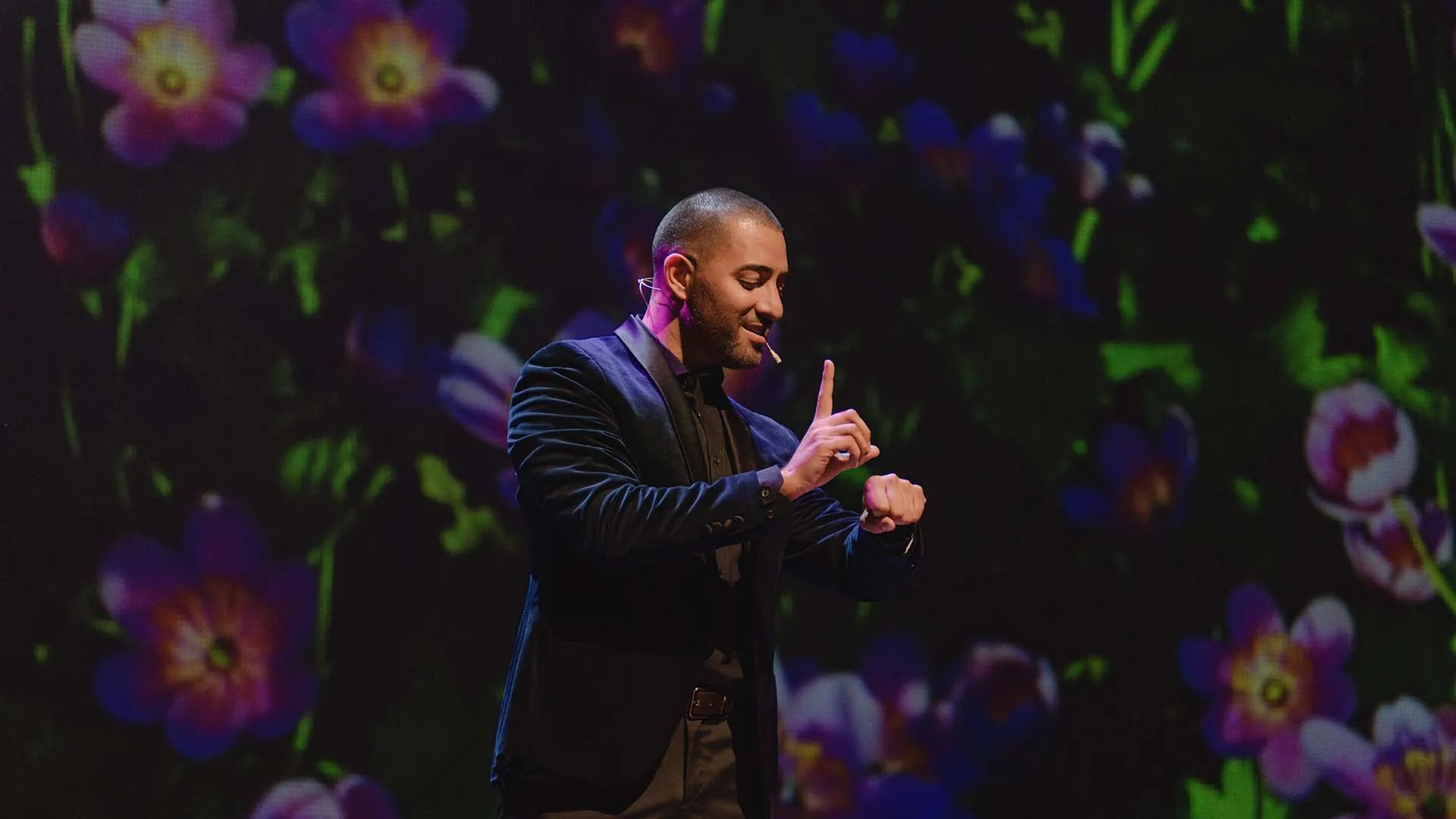 Luis Gerardo Ayala interpreta con la voz y las manos