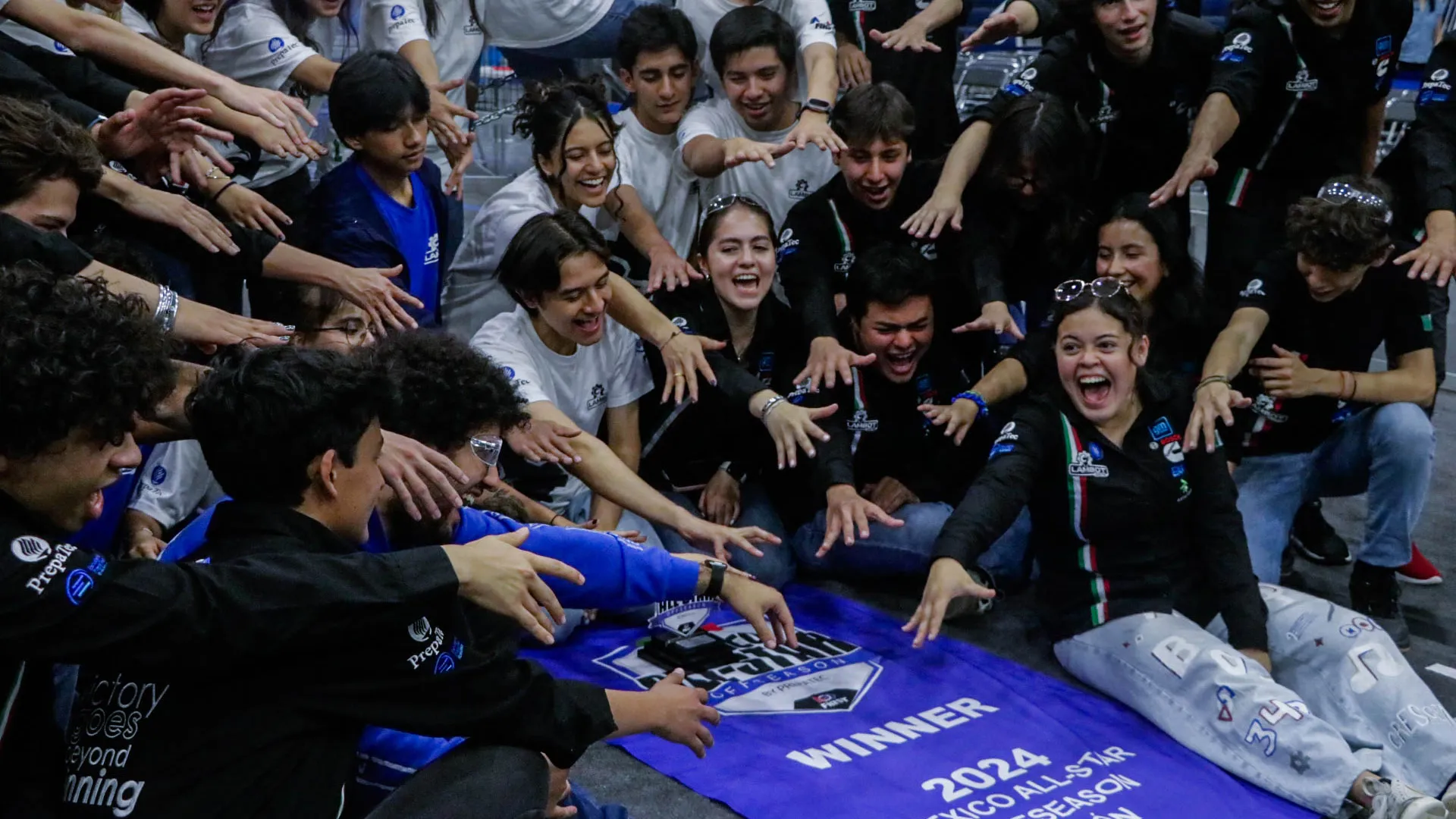 Alianza roja, ganadora del FIRST Off Season, celebrando