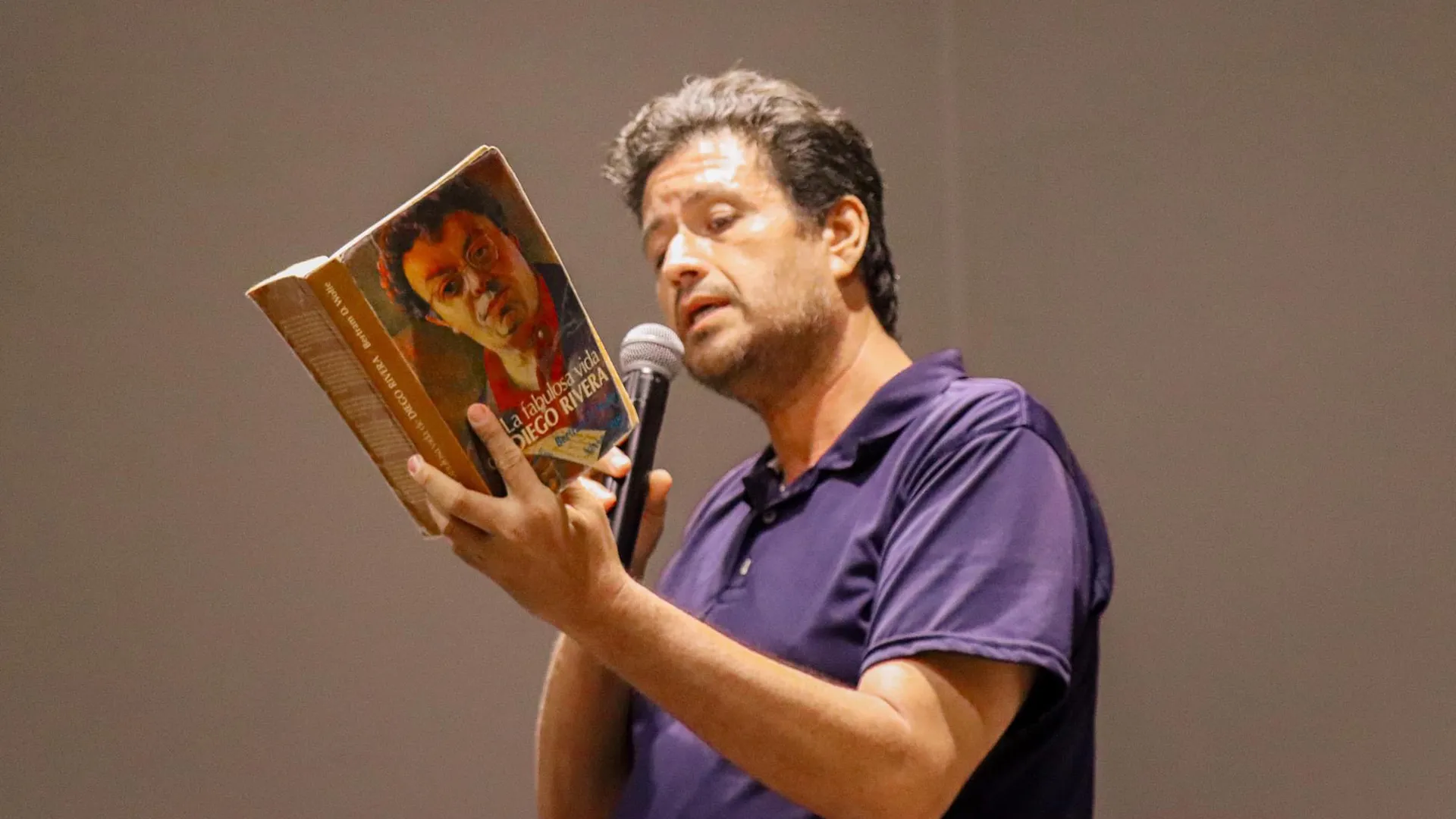 Profesor del Tec de Monterrey lee en conferencia libro sobre la historia de Diego Rivera
