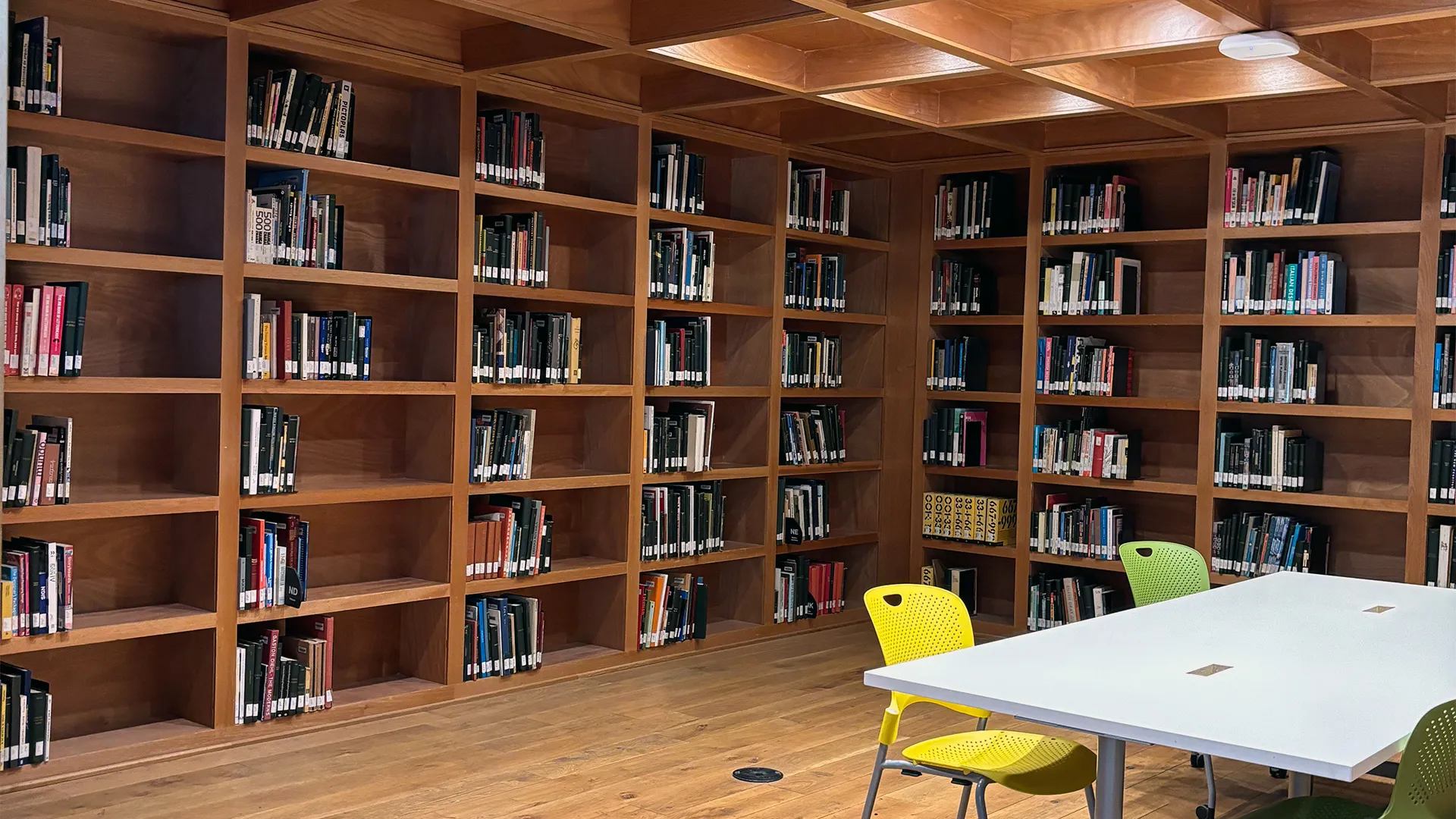 Profesor Tec publica libro para aprender español