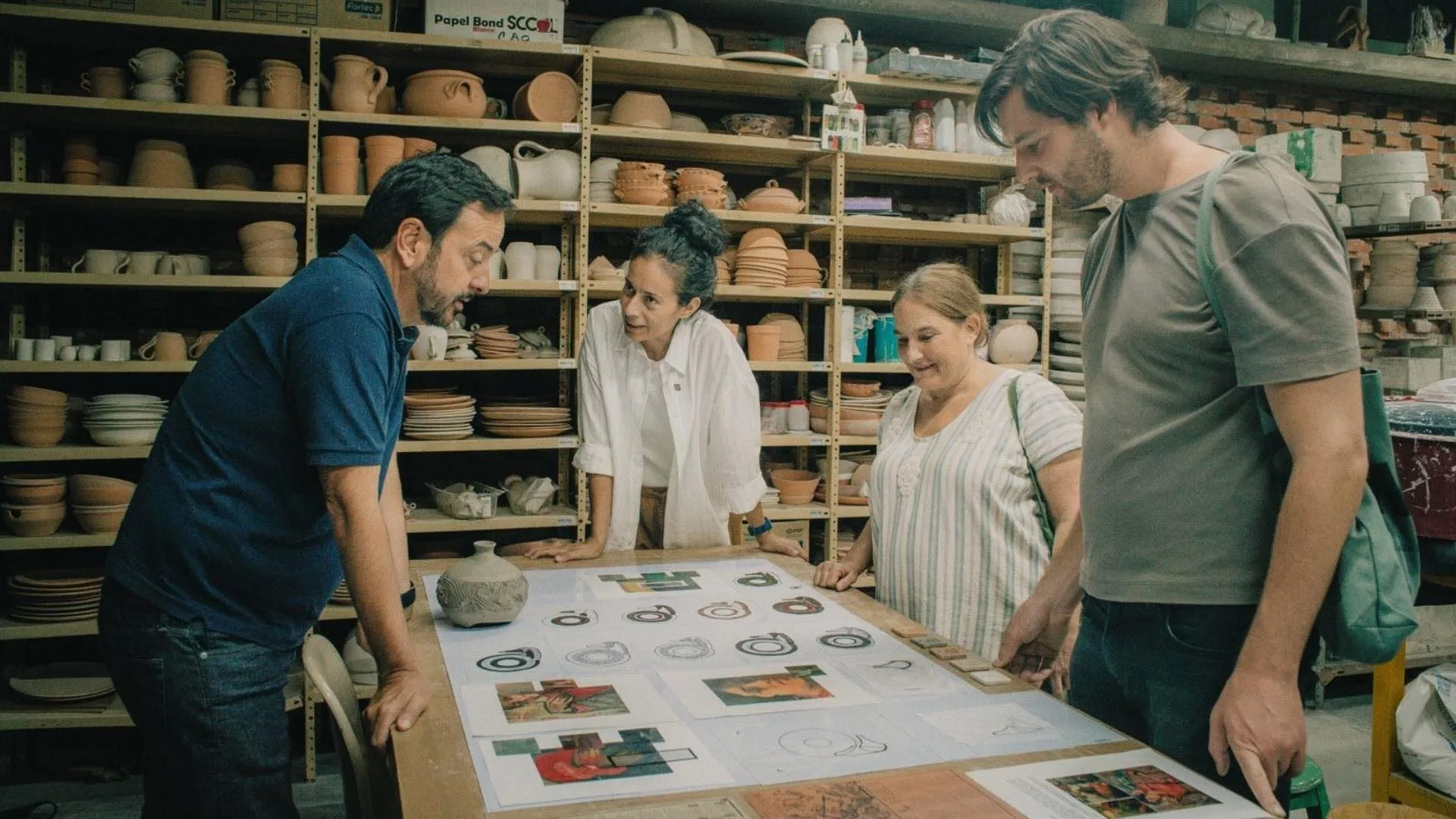 Profesora del Tec campus Querétaro impartiendo taller de cerámica
