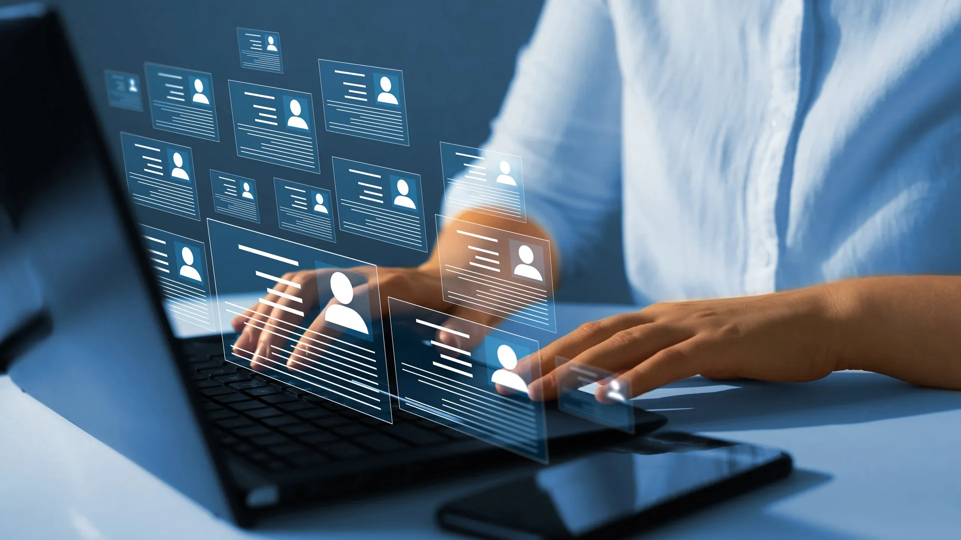 Tecnologías en línea y modernas para simplificar el sistema de recursos humanos.El gerente de recursos humanos comprueba el currículum en línea para elegir el empleado perfecto para su negocio.