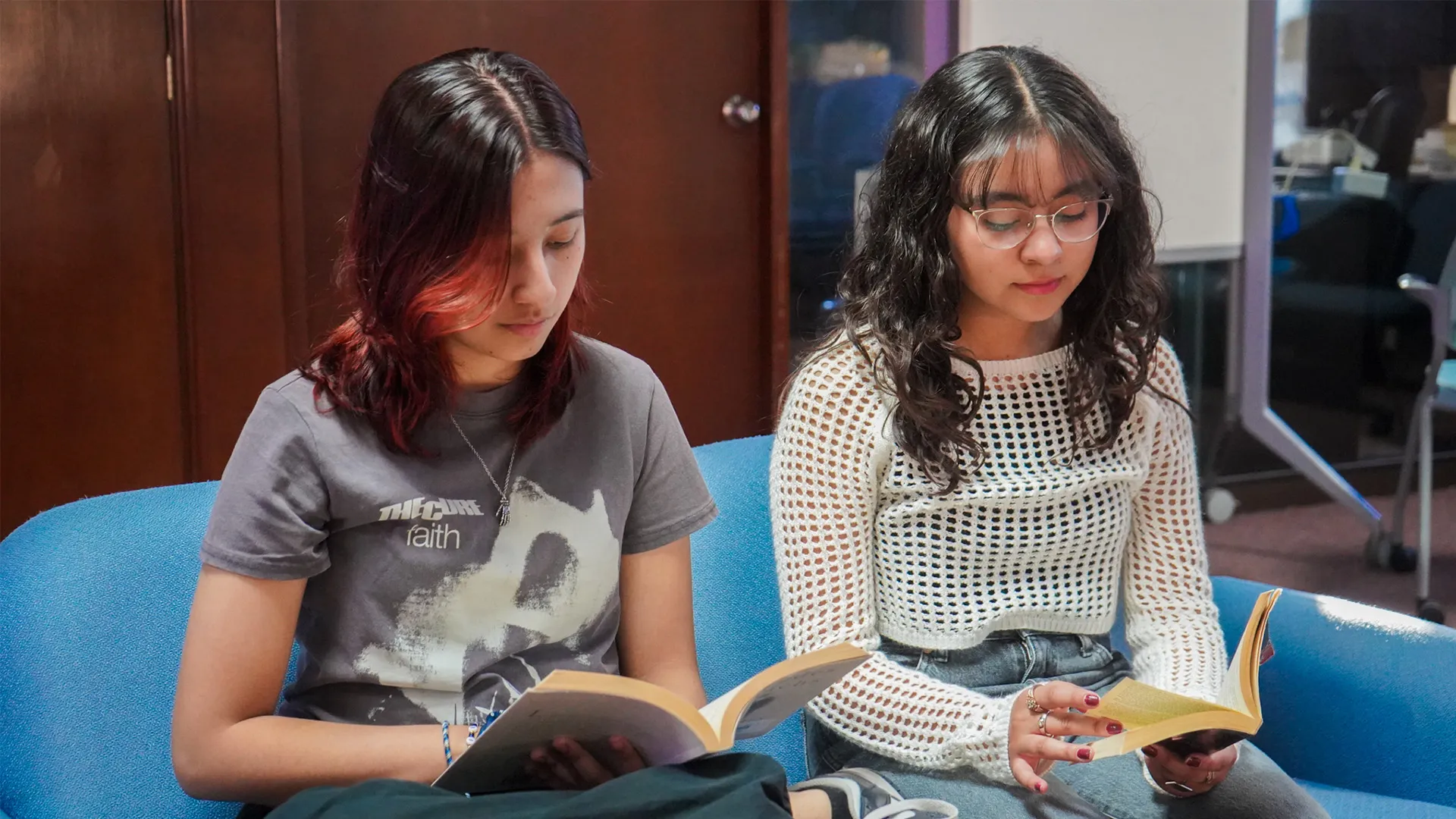 Alumnas PrepaTec leyendo