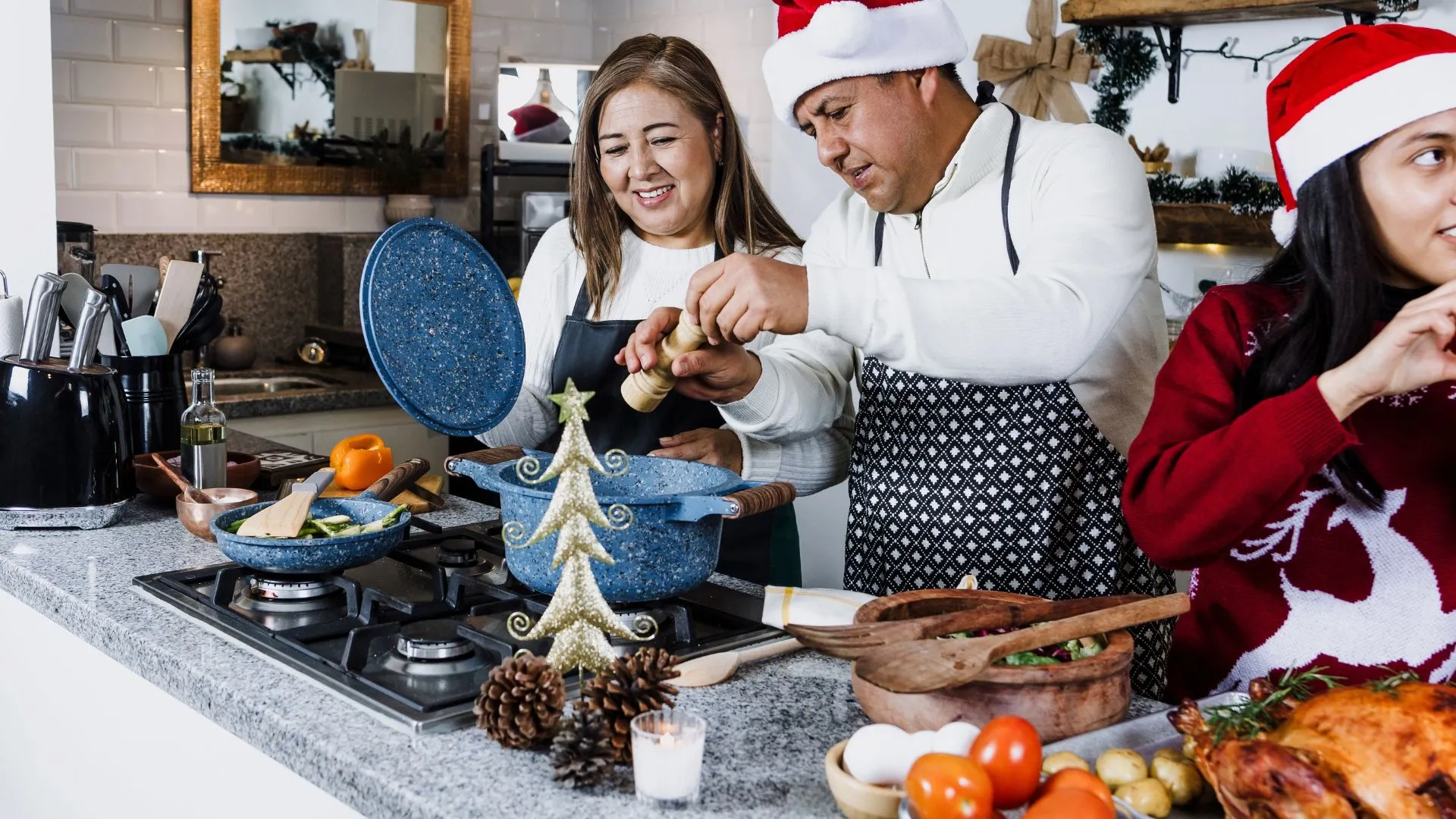Familia mexicana preparando comida en navidad