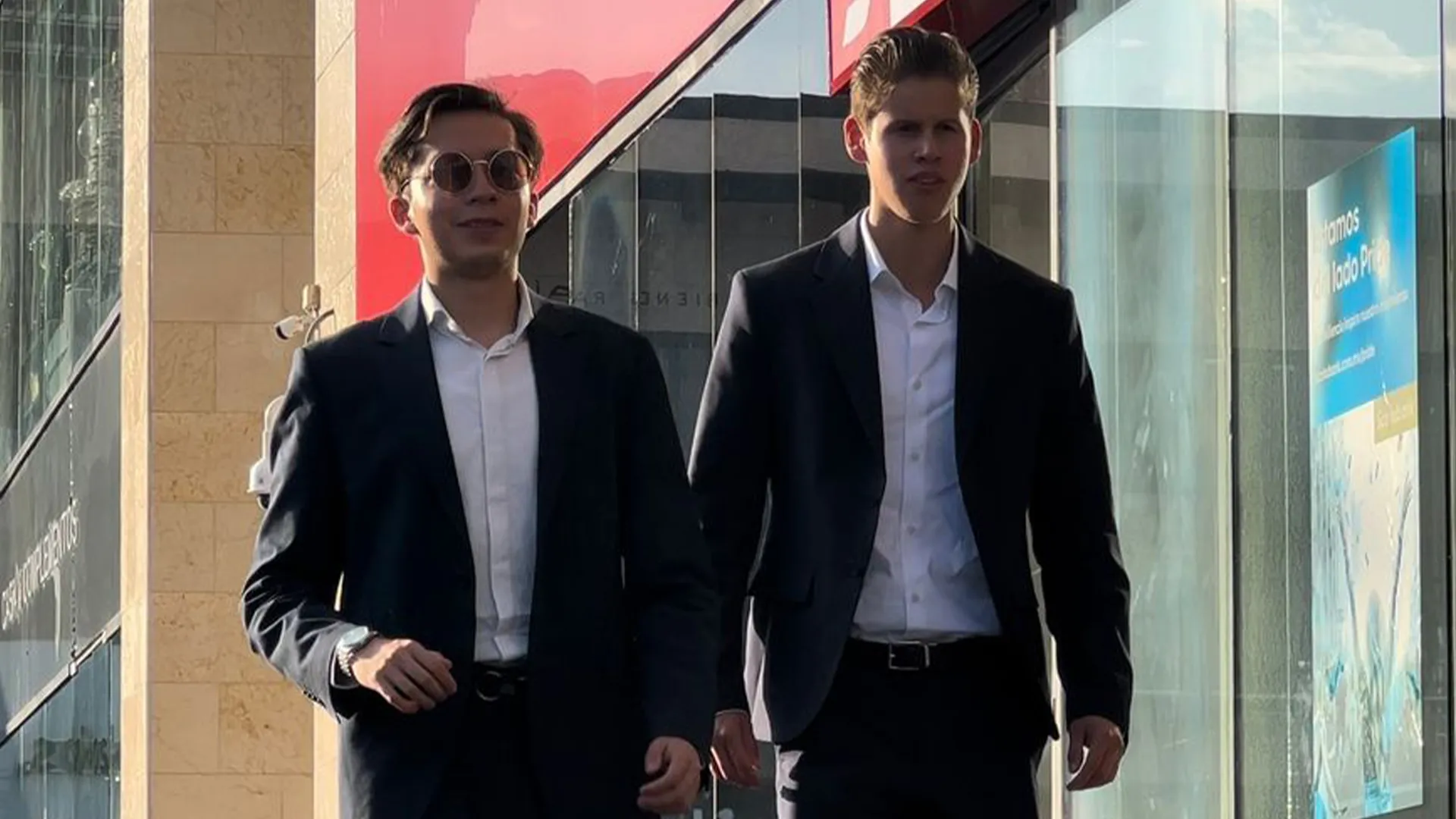 Dos alumnos con vestimenta formal caminando