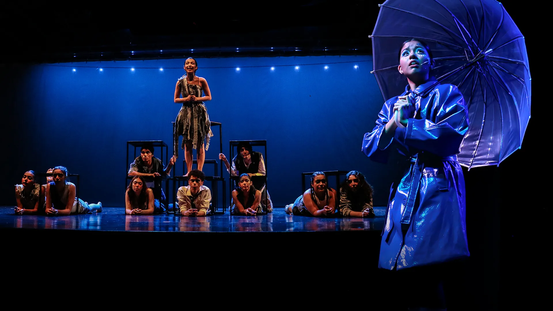 Montaje de actores en escenario