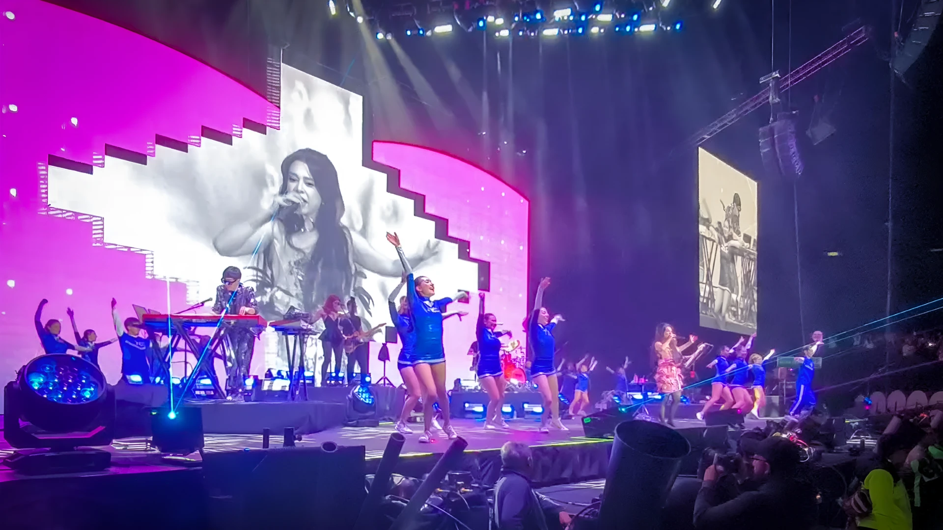 Estudiantes de la compañía de danza moderna del Tec de Monterrey, campus Hidalgo, bailaron en el escenario del Palacio de los Deportes durante el concierto de Belanova el 27 de noviembre.