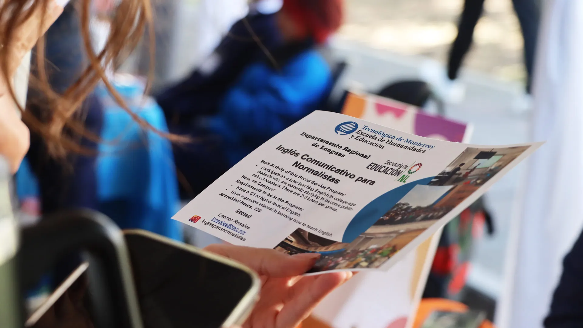 Alumna del Tec, campus Monterrey, viendo opciones de Servicio Social.