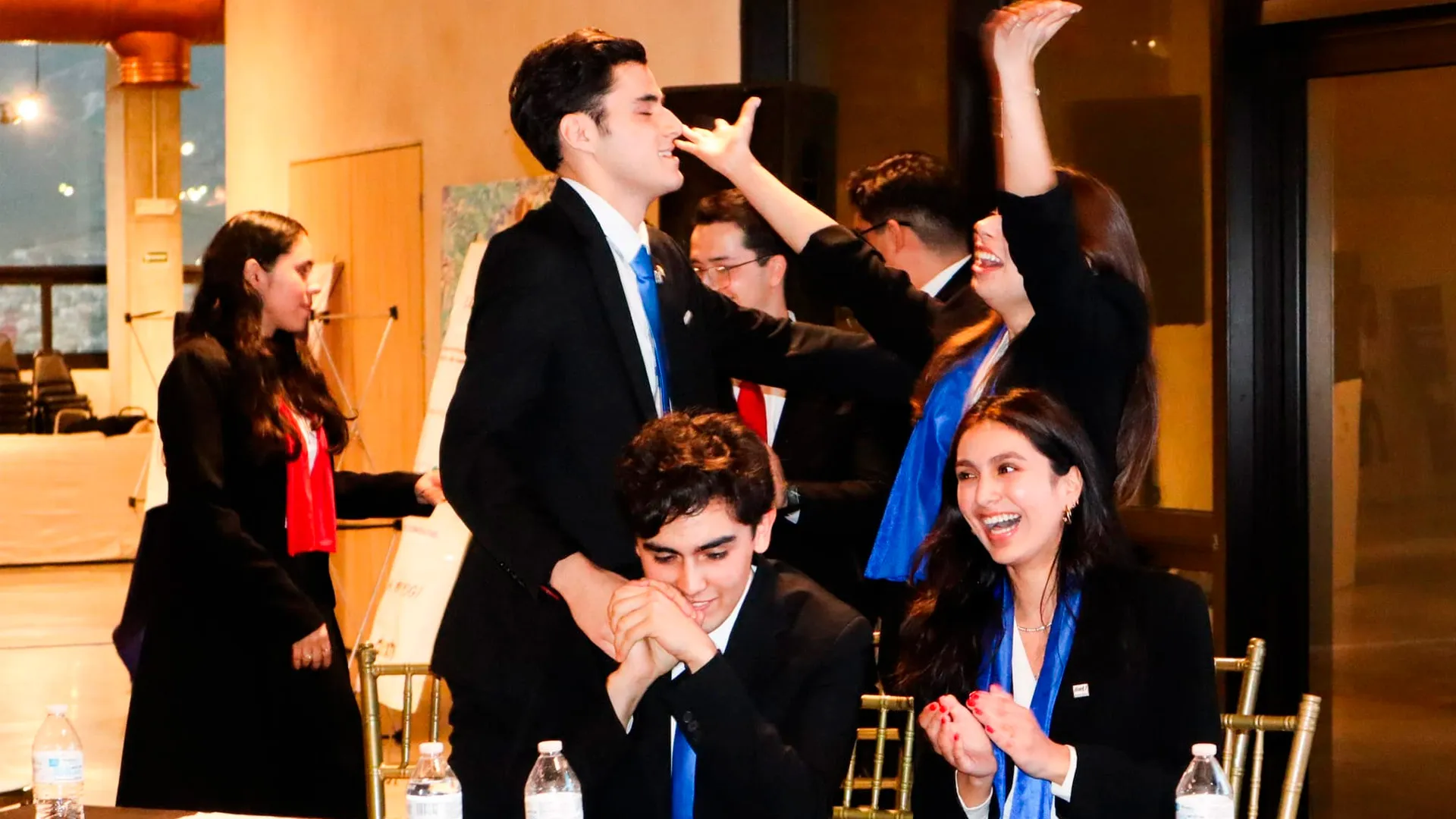 Equipo del Tec de Monterrey campus Laguna festeja su triunfo en torneo nacional de debate