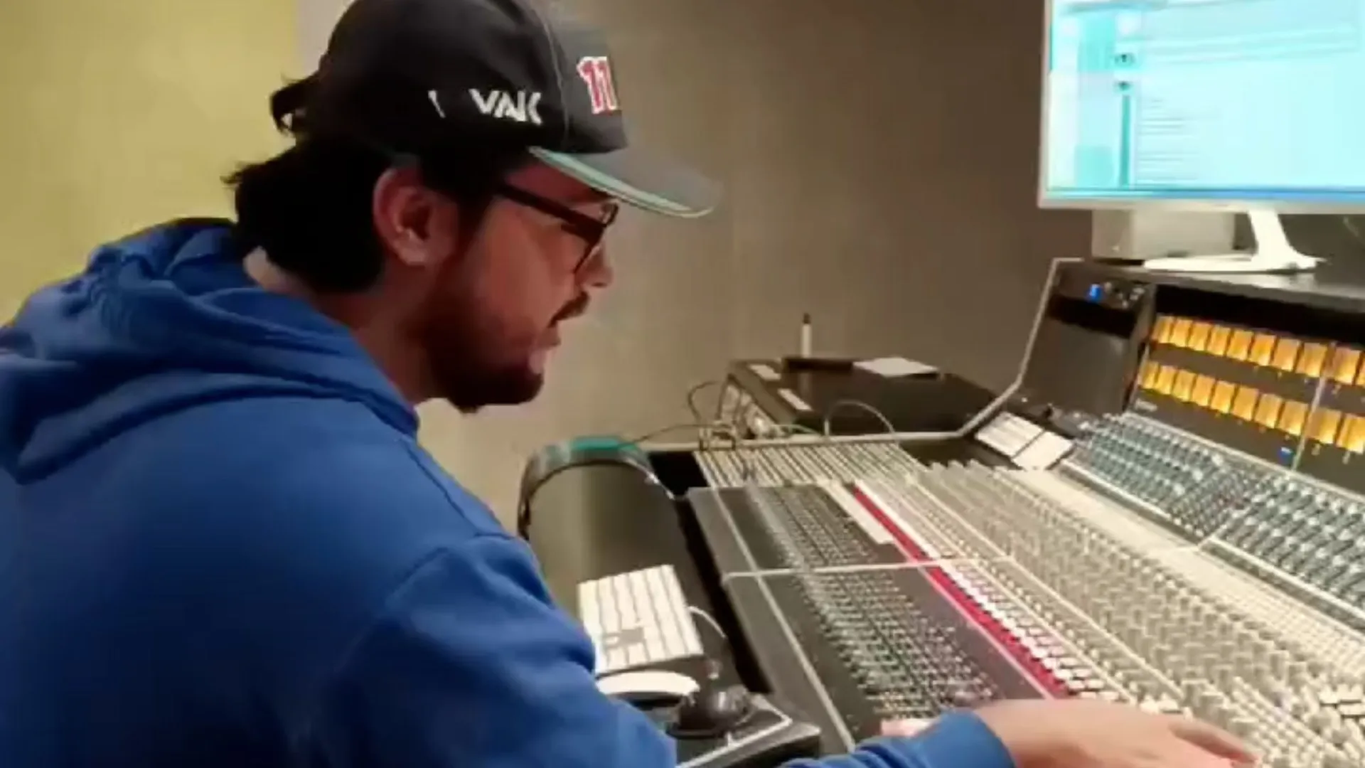 Juan Pablo Gómez crea el dise{o sonoro de un videojuego en colaboración con estudiantes de la Vancouver Film School