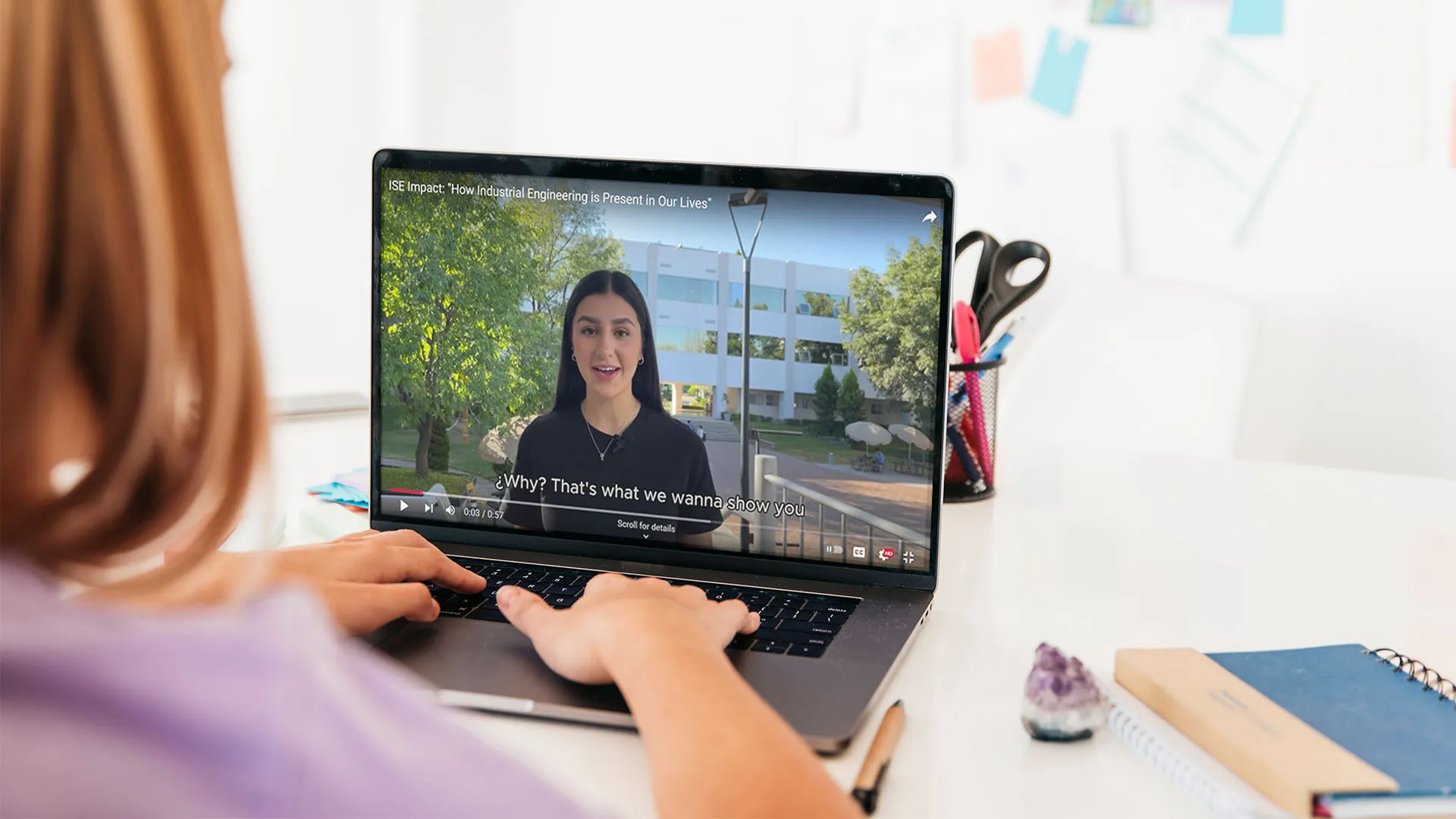 El video ganador en pantalla