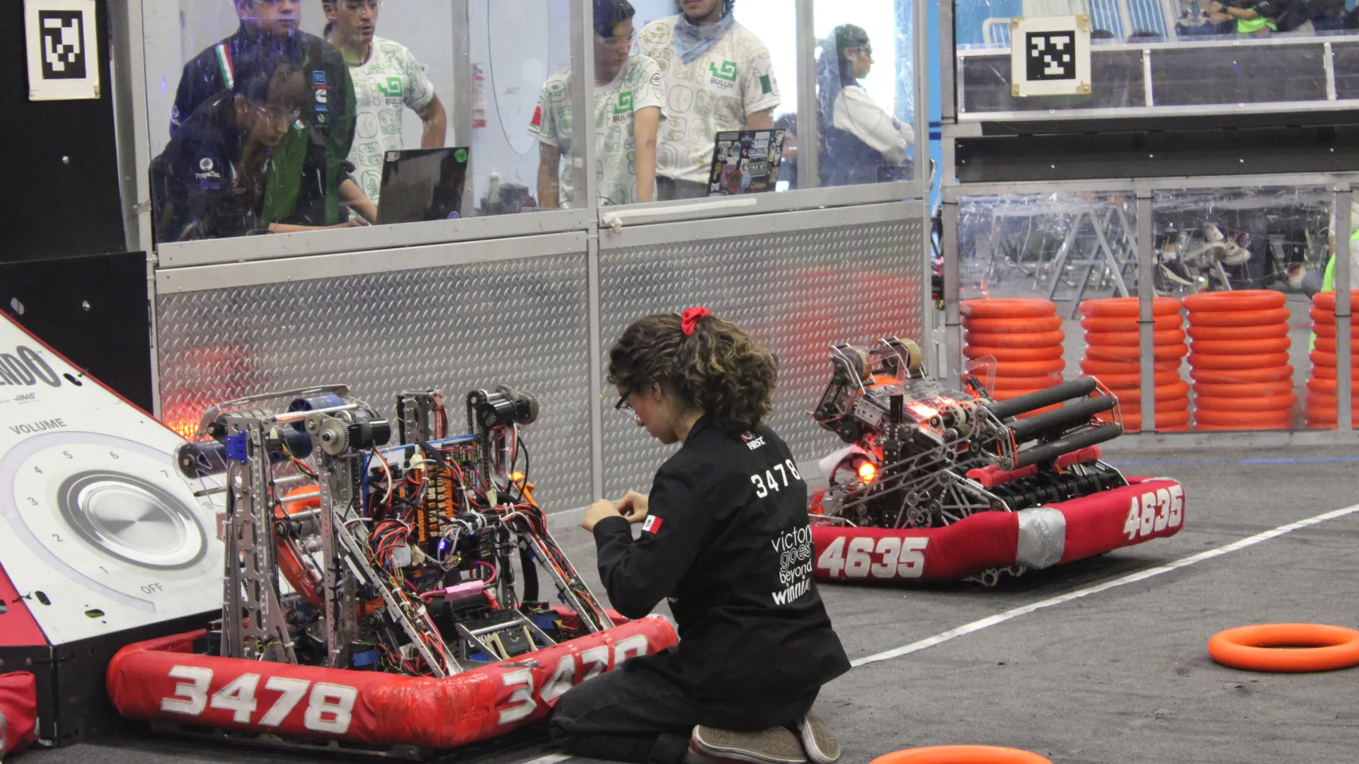 Fotografía donde un integrante del equipo de robótica Lambot 3478 se encuentra afinando detalles antes del comienzo de la competencia