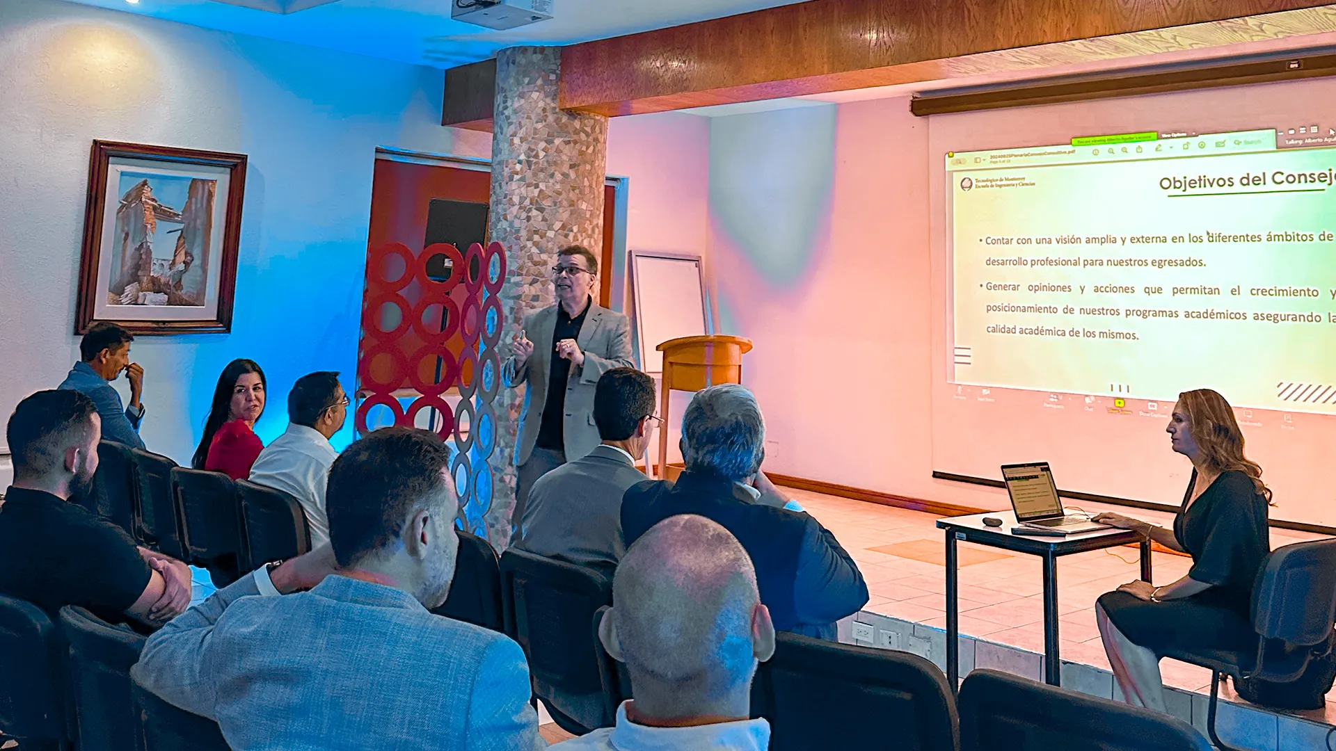 Consejo asesor del Tec Chihuahua discutiendo mejoras en programas educativos.