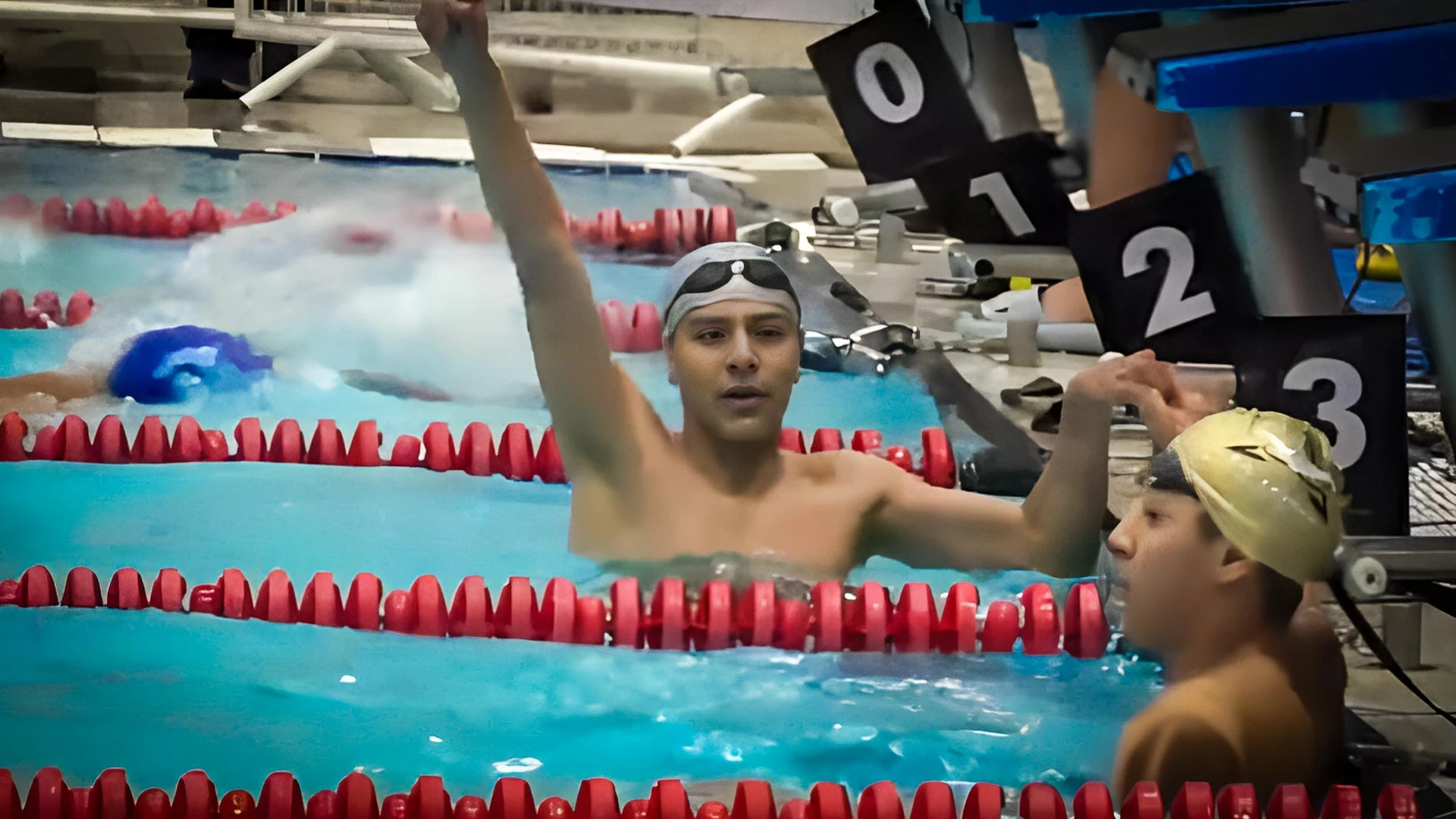 Diego Lizardi, nadador hidalguense y estudiante de PrepaTec, celebra en la piscina tras una competencia, en su camino rumbo a los Panamericanos Junior.
