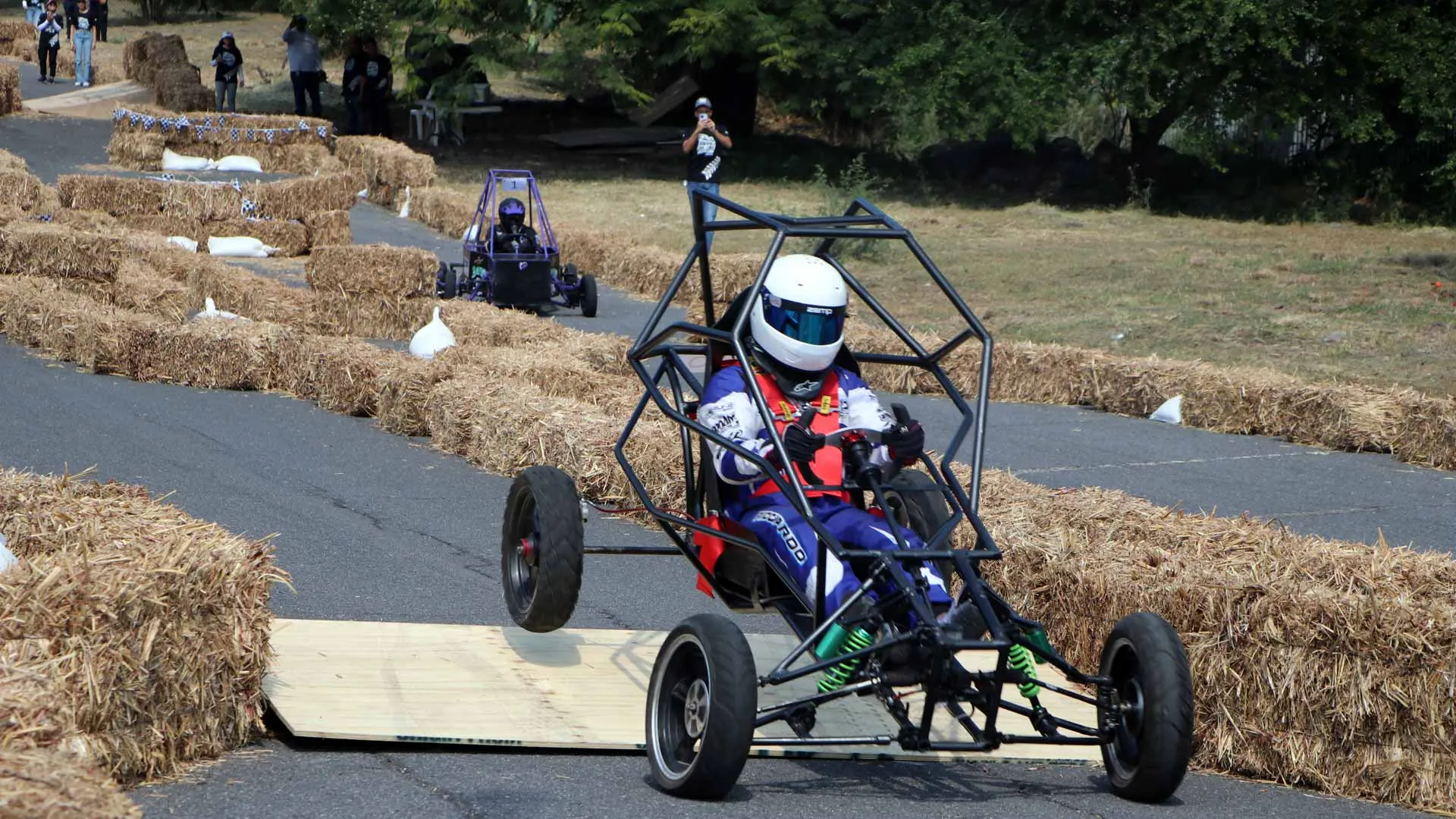 Por sexto año, la Escuela de Ingeniería y Ciencias y la Sociedad de Estudiantes de Ingeniería del Tecnológico de Monterrey en Cuernavaca llevaron a cabo la carrera de autos sin motor, Downhill Challenge Racer.