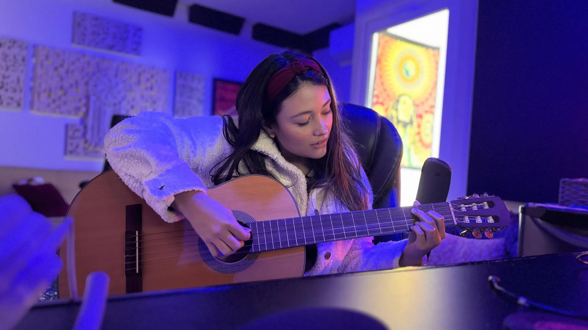 Estefania Monroy tocando la guitarra en su estudio.
