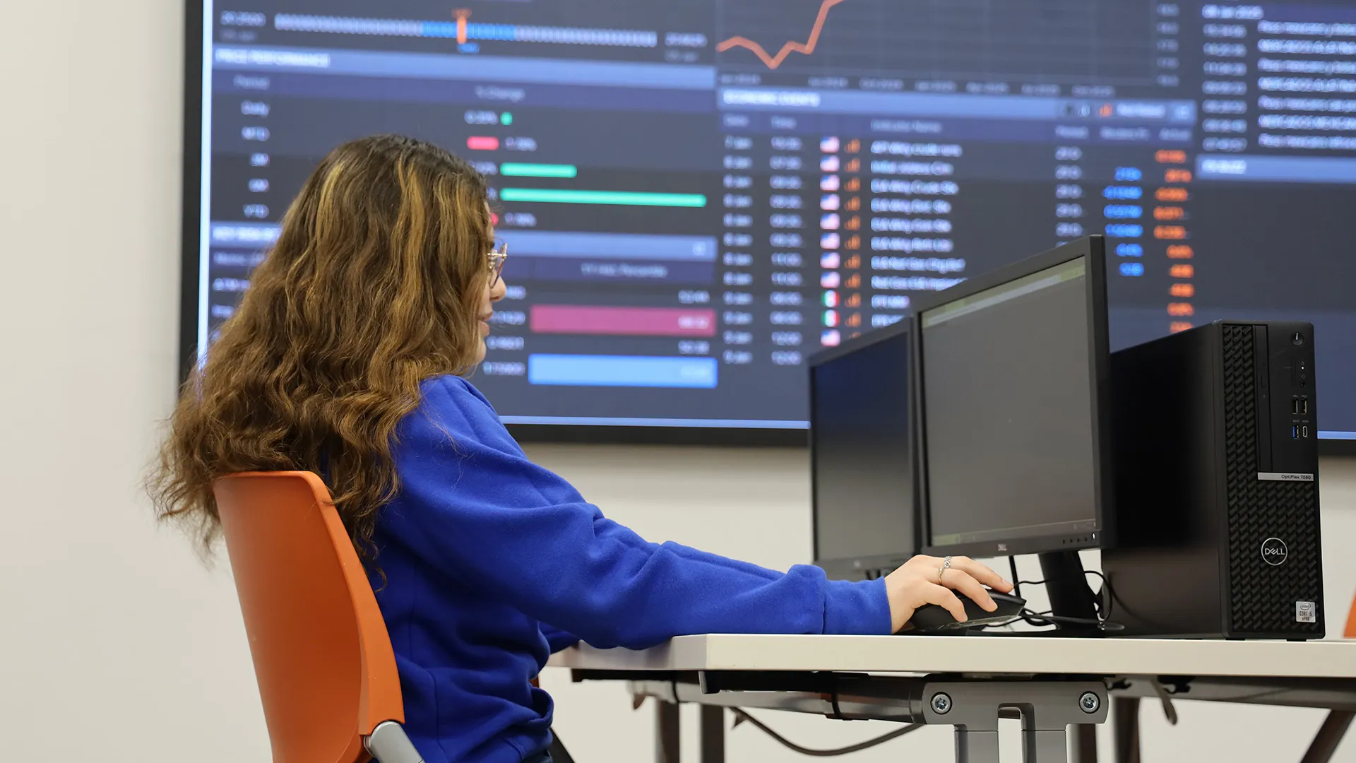 Estudiante en el laboratorio de finanzas
