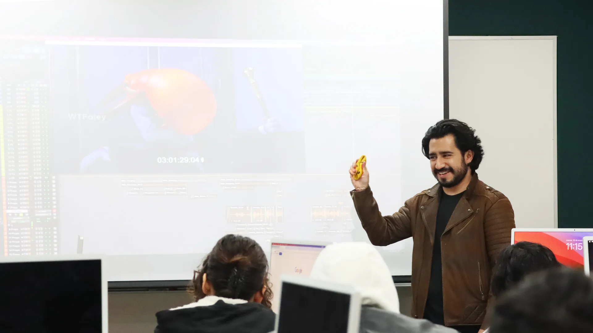 Alan Romero durante un taller de postproducción a estudiantes del campus Monterrey.